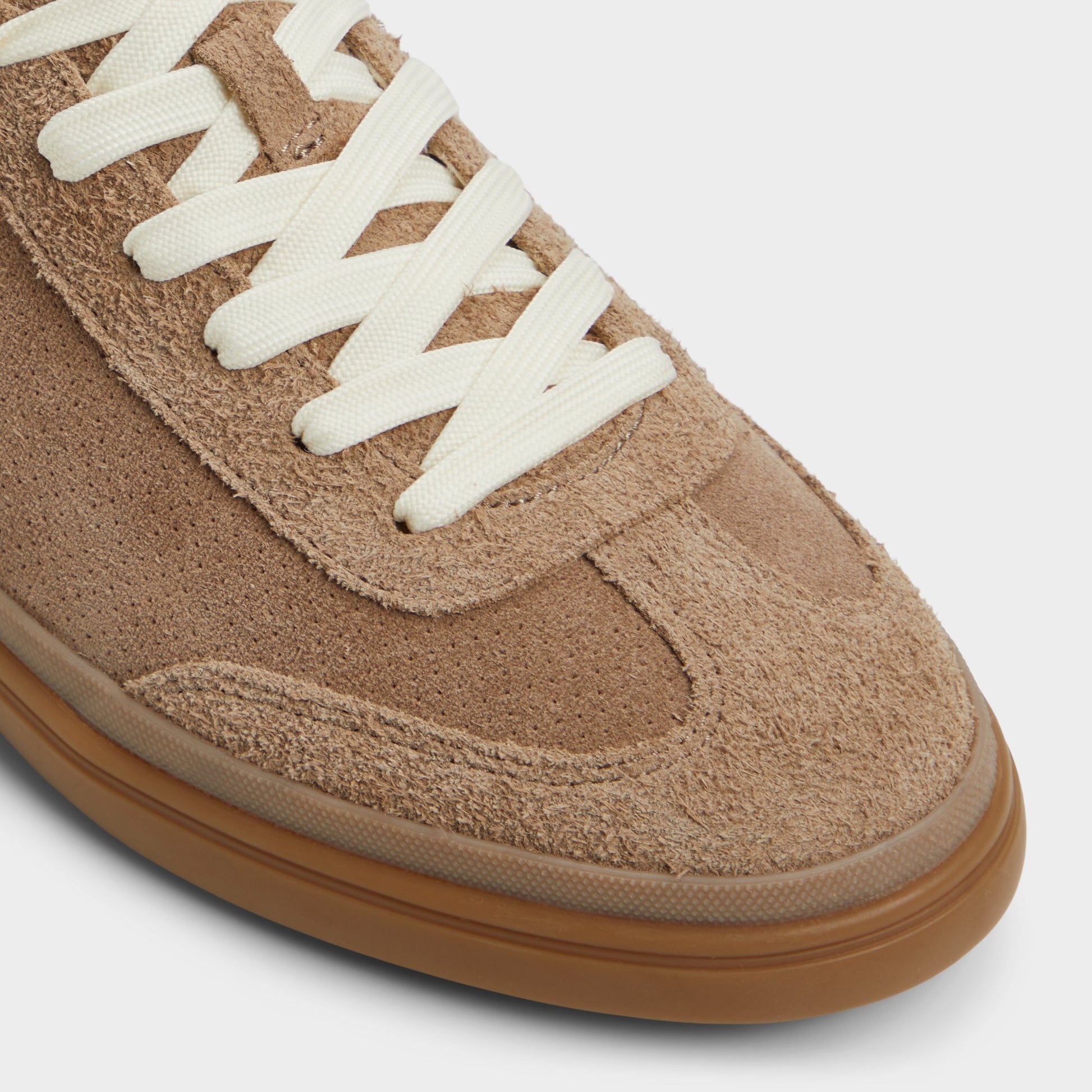 Close-up of the Taupe Lido Low top sneaker