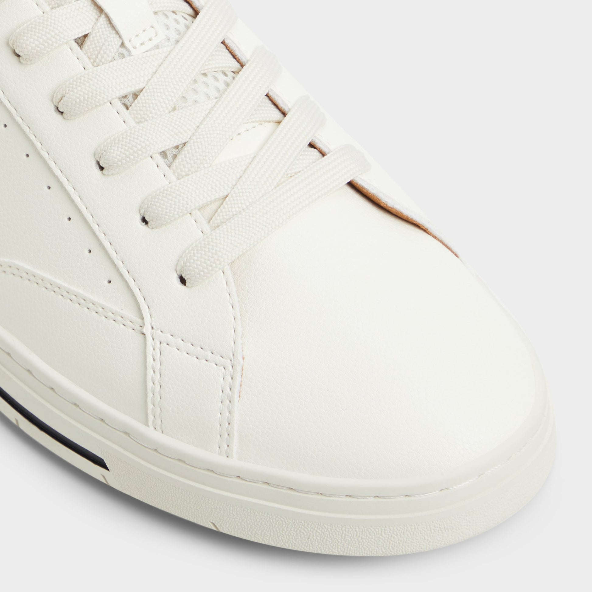 Close-up of the Open Natural Matchpoint Low top sneaker