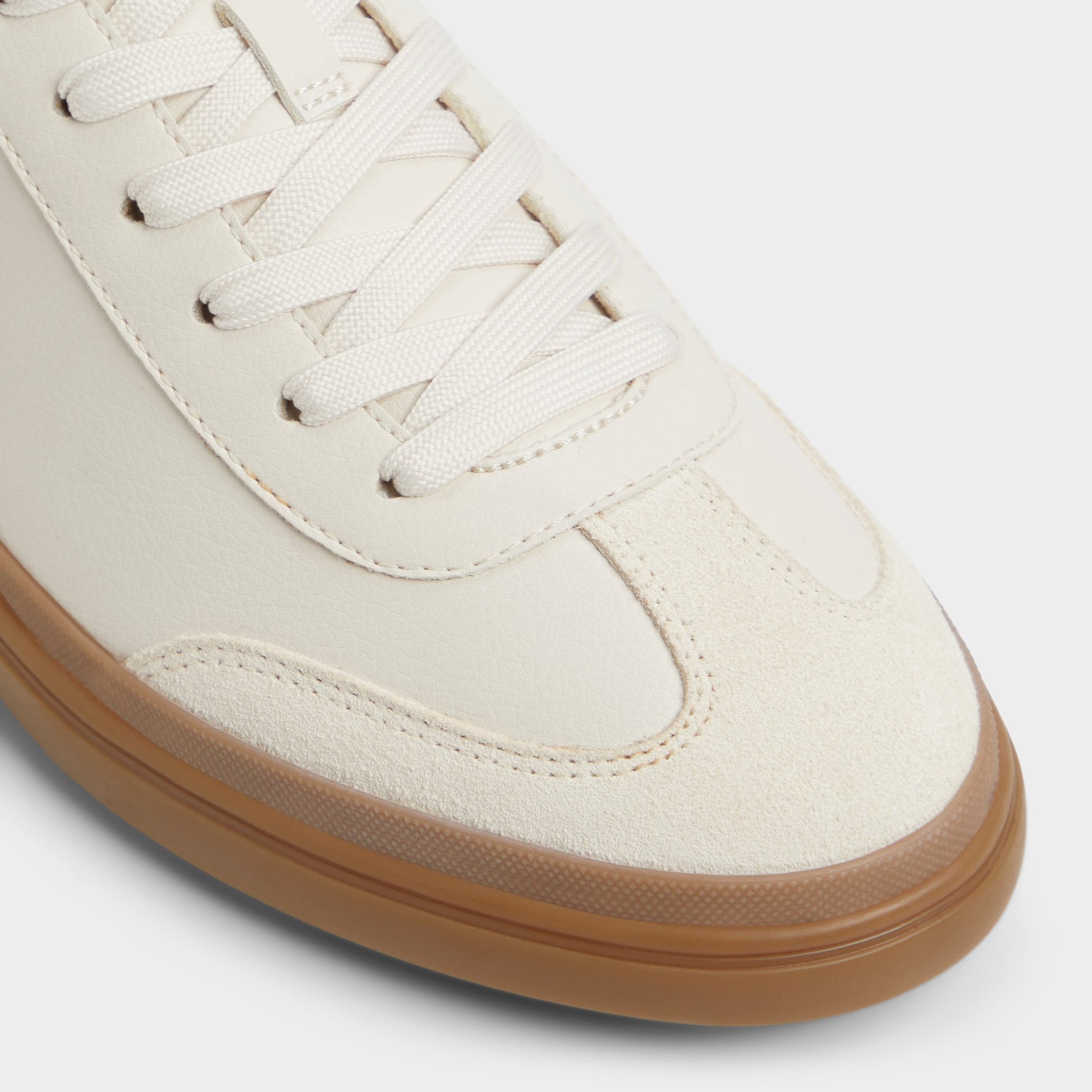 Close-up of the Open Natural Lido Low top sneaker