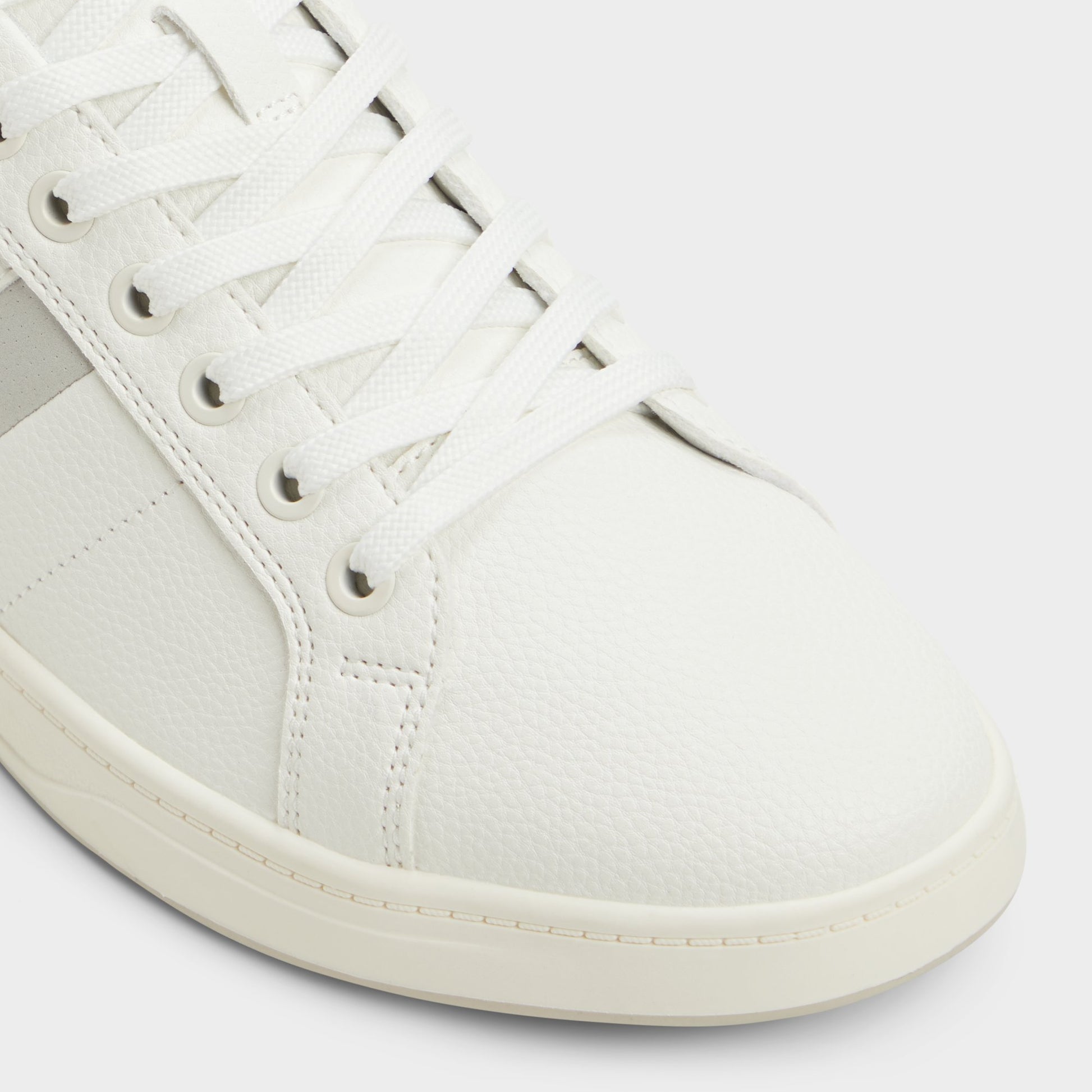 Close-up of the White Coelin Low top sneaker