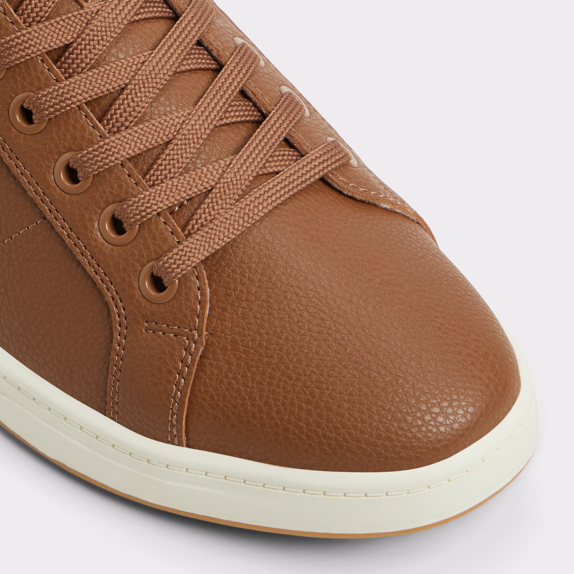 Close-up of the Cognac Coelin Low top sneaker