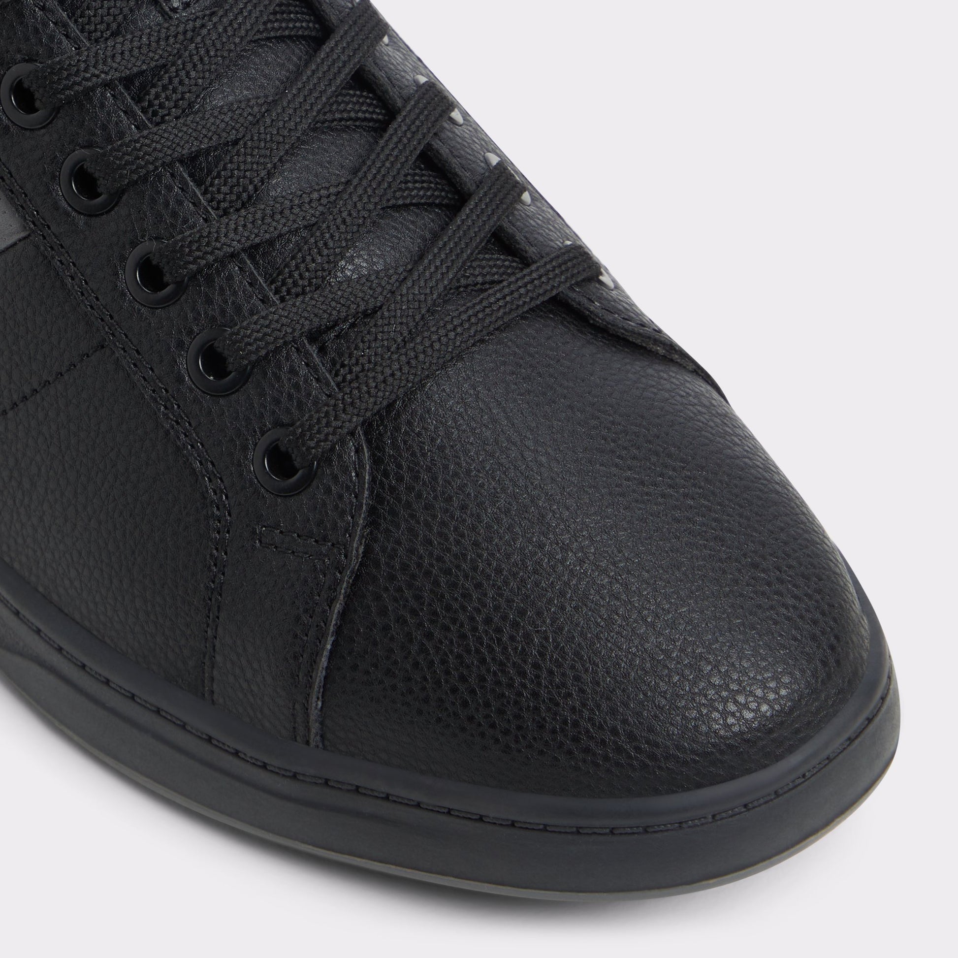 Close-up of the Black Coelin Low top sneaker