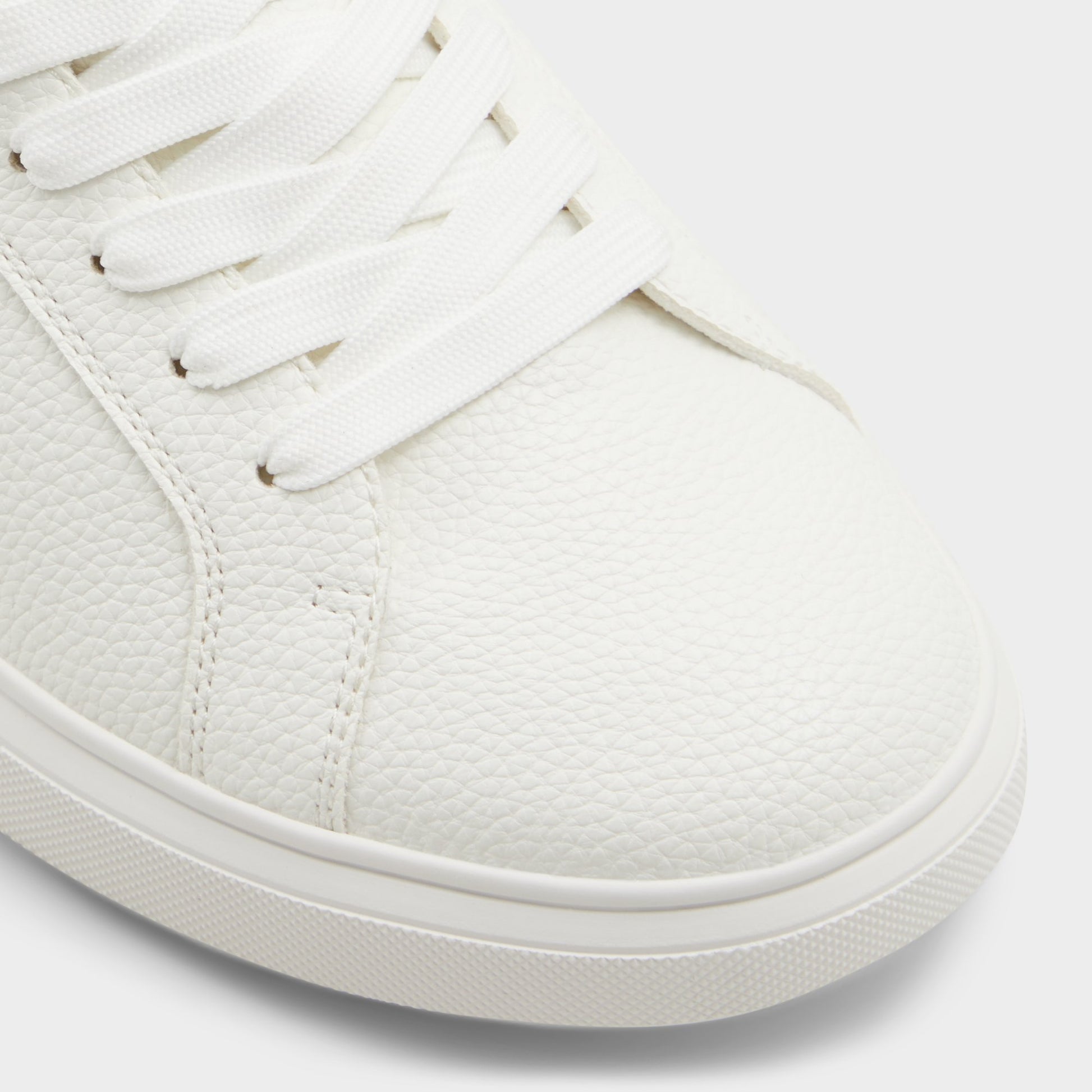Close-up of the White Clubmember Low top sneaker