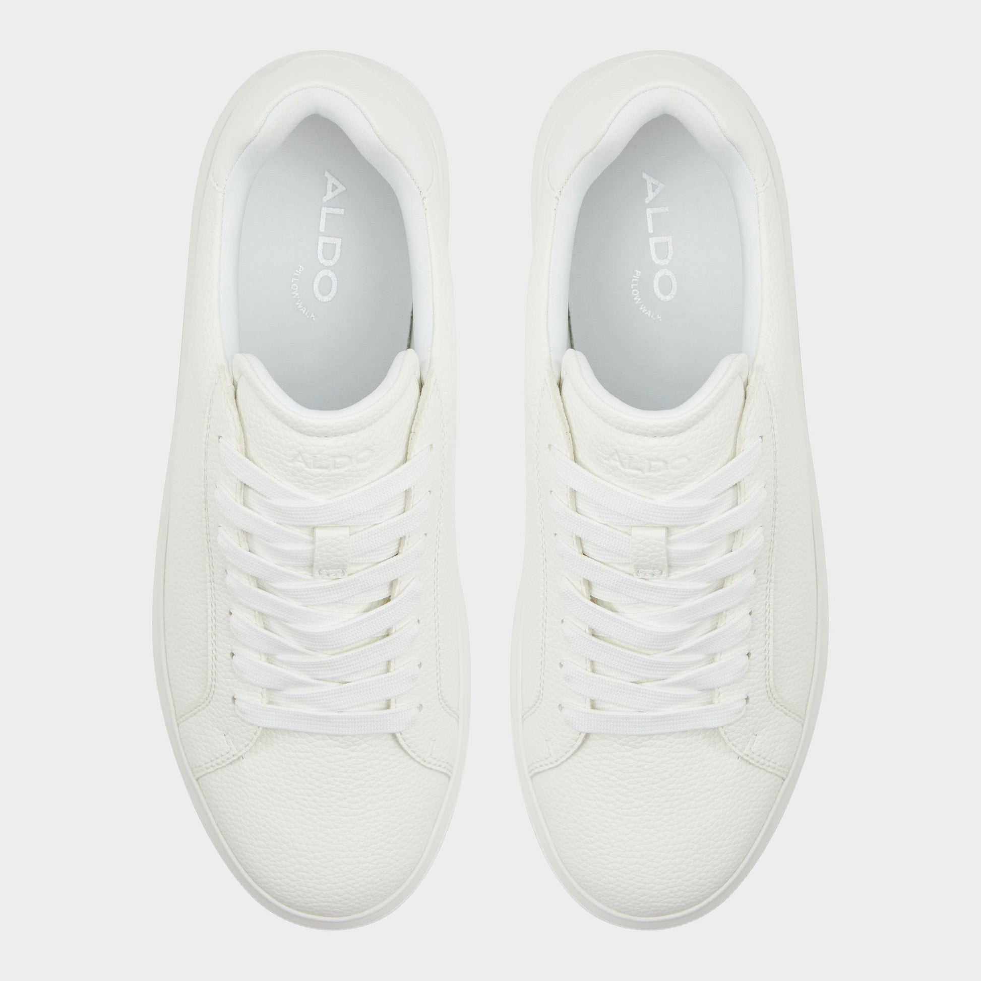 Top-down view of the White Clubmember Low top sneaker
