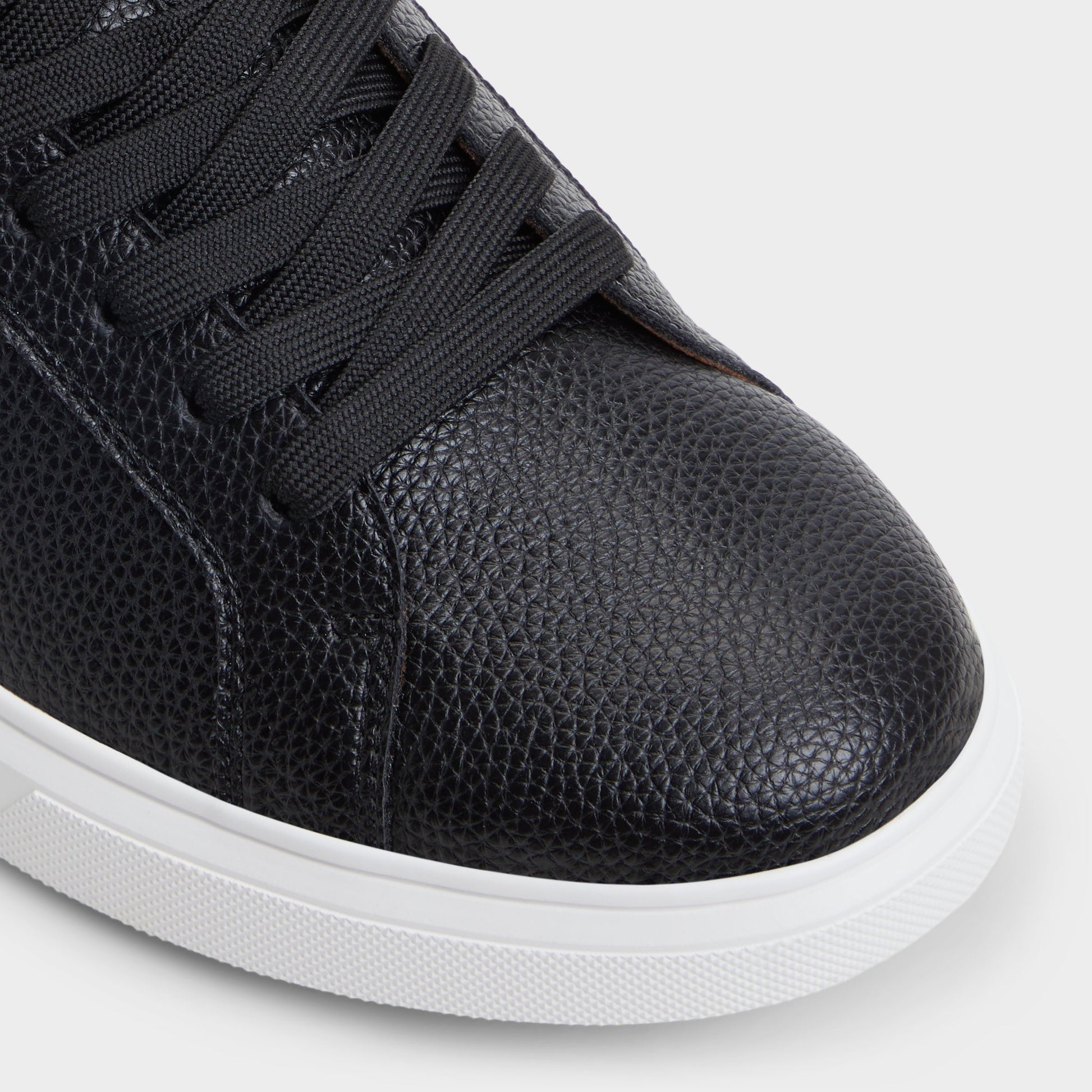 Close-up of the Black Clubmember Low top sneaker