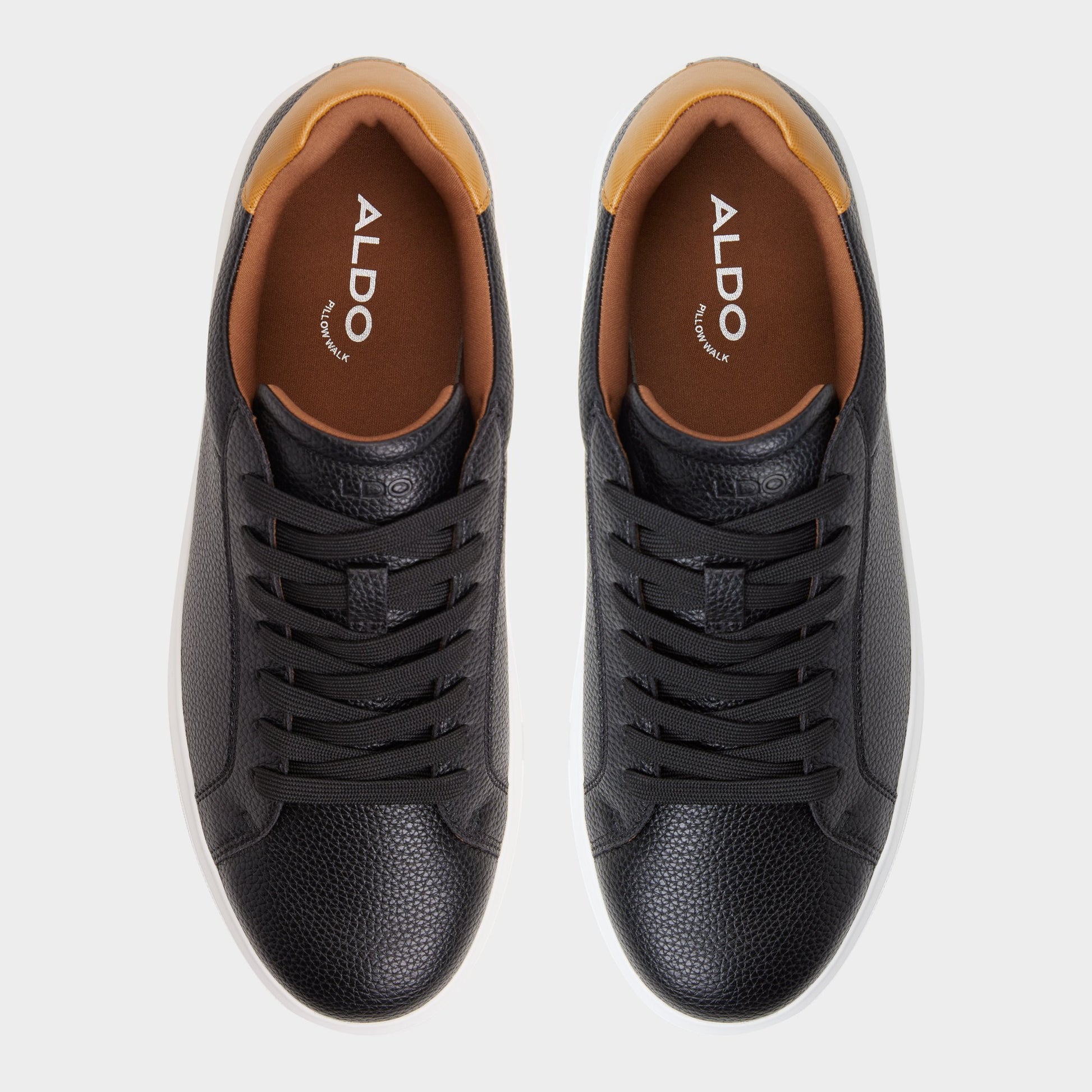 Top-down view of the Black Clubmember Low top sneaker