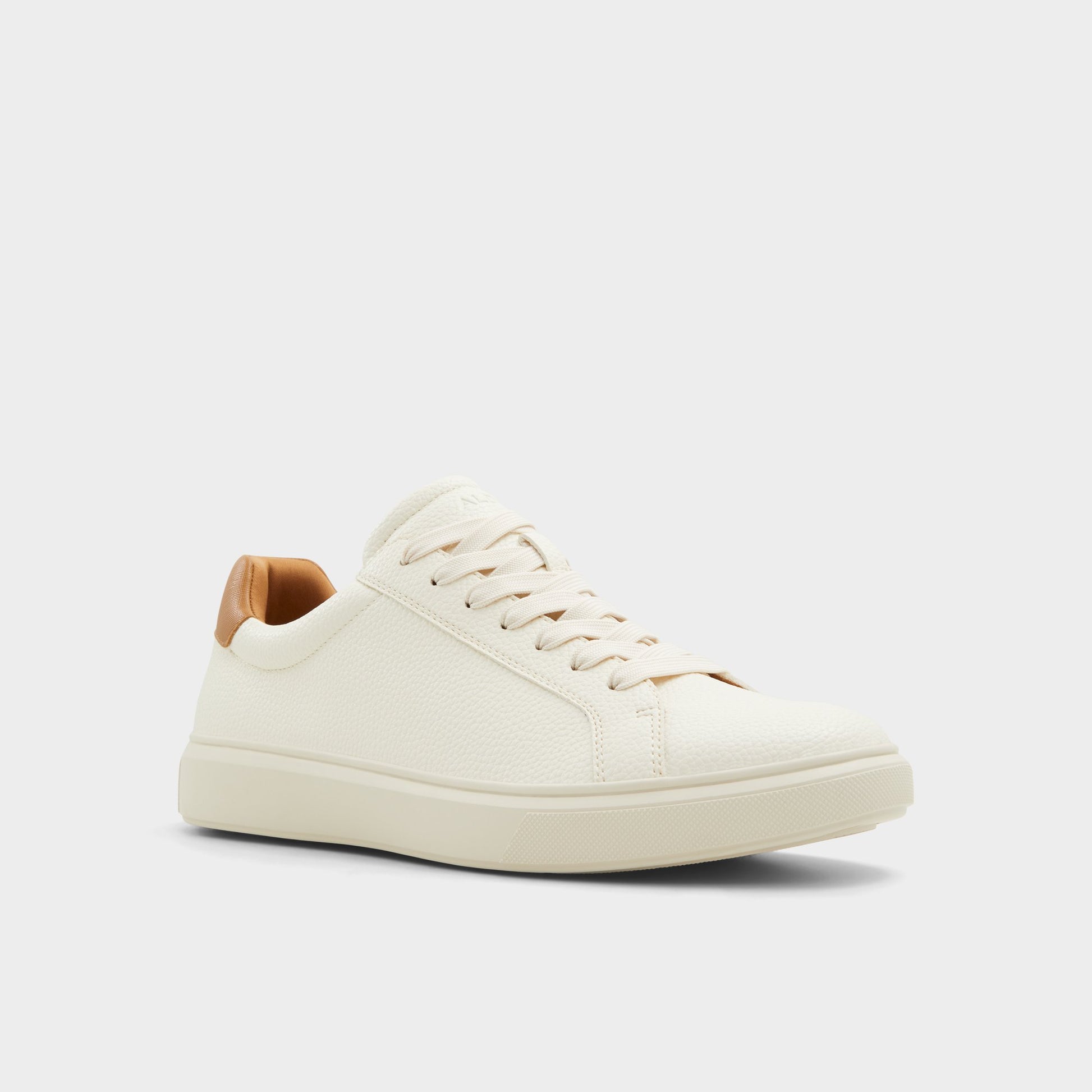 Three-quarter angle of Natural Clubmember Low top sneaker's front side