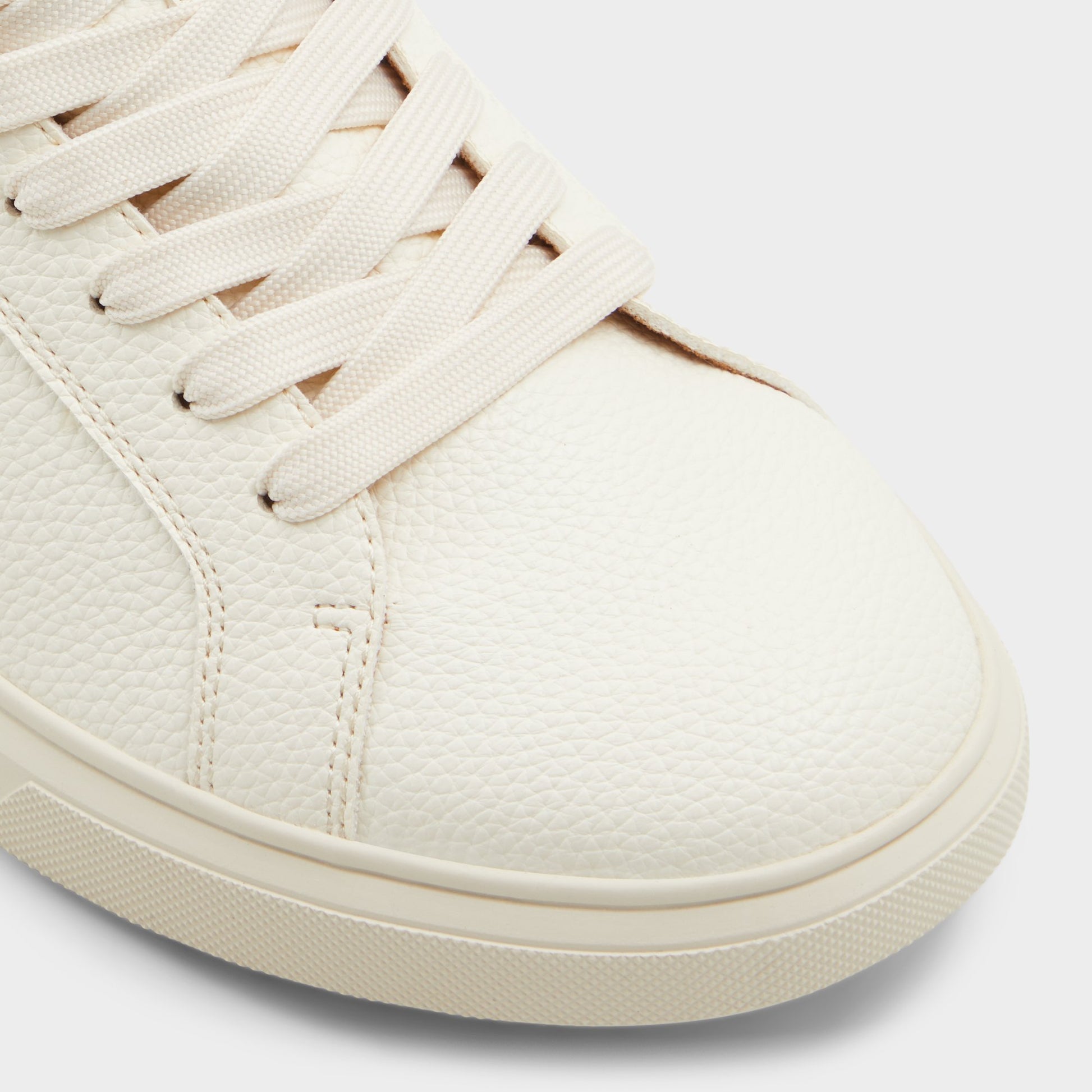 Close-up of the Natural Clubmember Low top sneaker