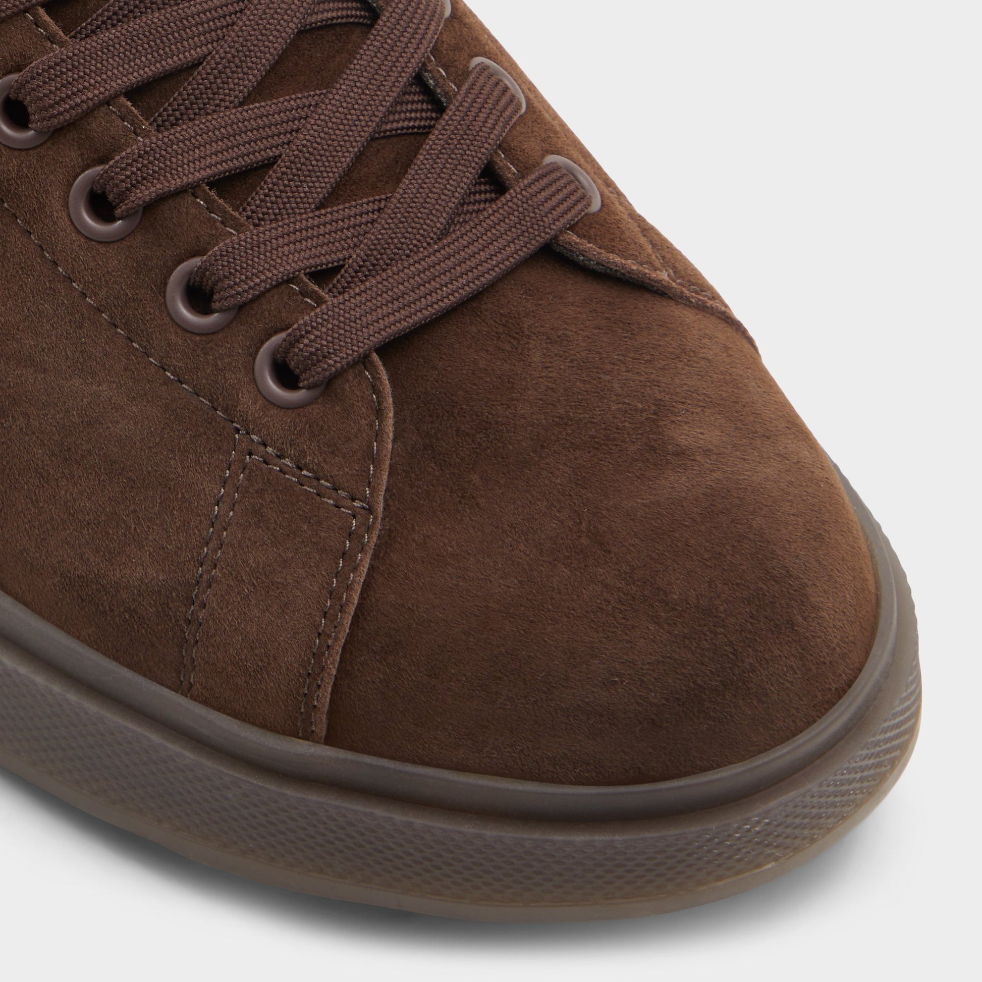 Close-up of the Dark Brown Cuore Low top sneaker