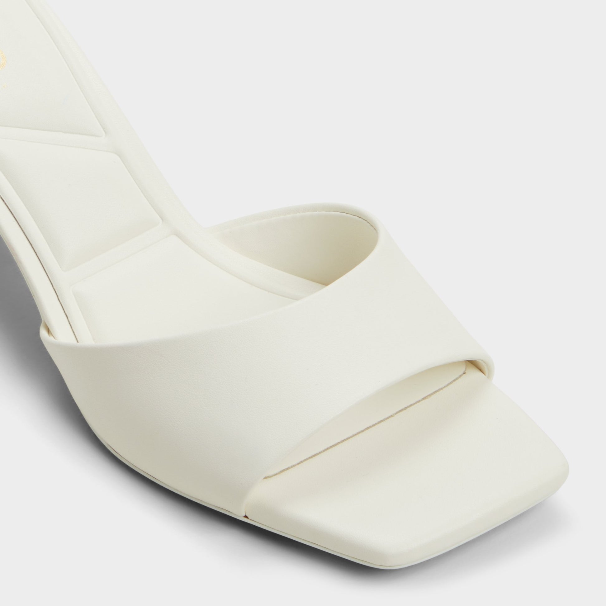 Close-up of the White Enchanting Heeled mule