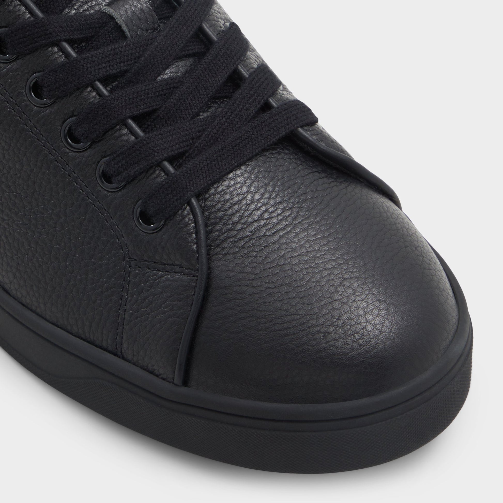 Close-up of the Black Alastor Low top sneaker