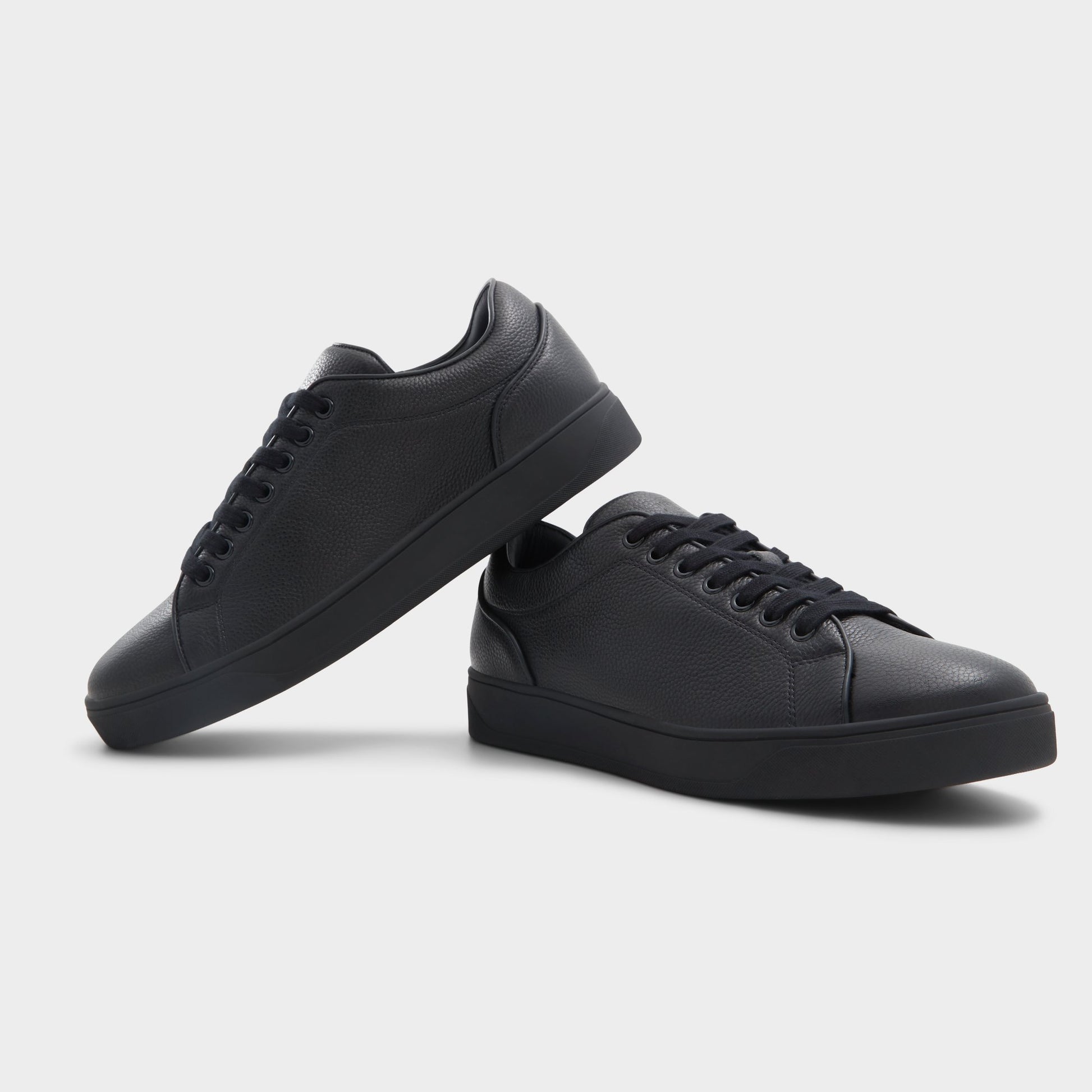 Highlighted view of a pair of Black Alastor Low top sneakers