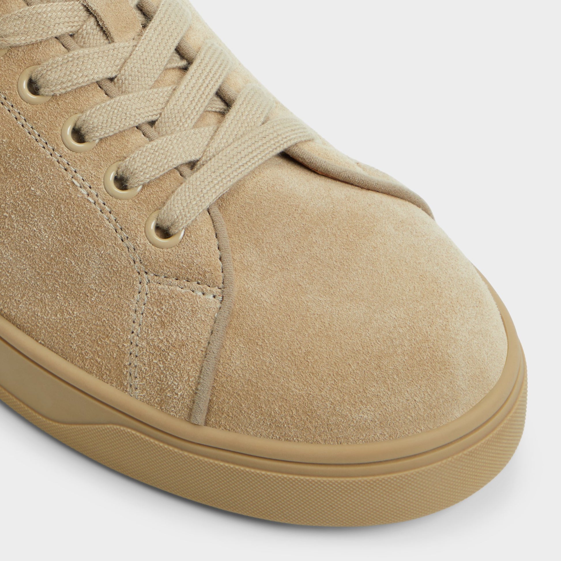 Close-up of the Taupe Alastor Low top sneaker