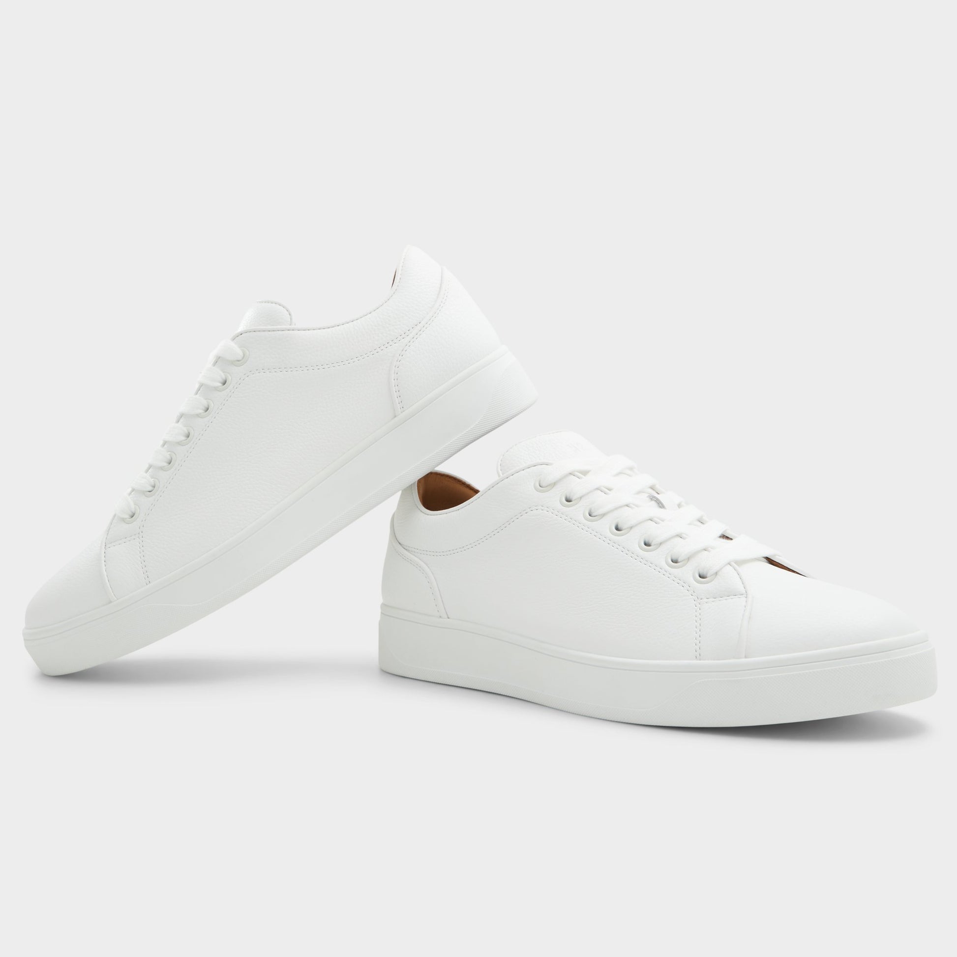 Highlighted view of a pair of White Alastor Low top sneakers