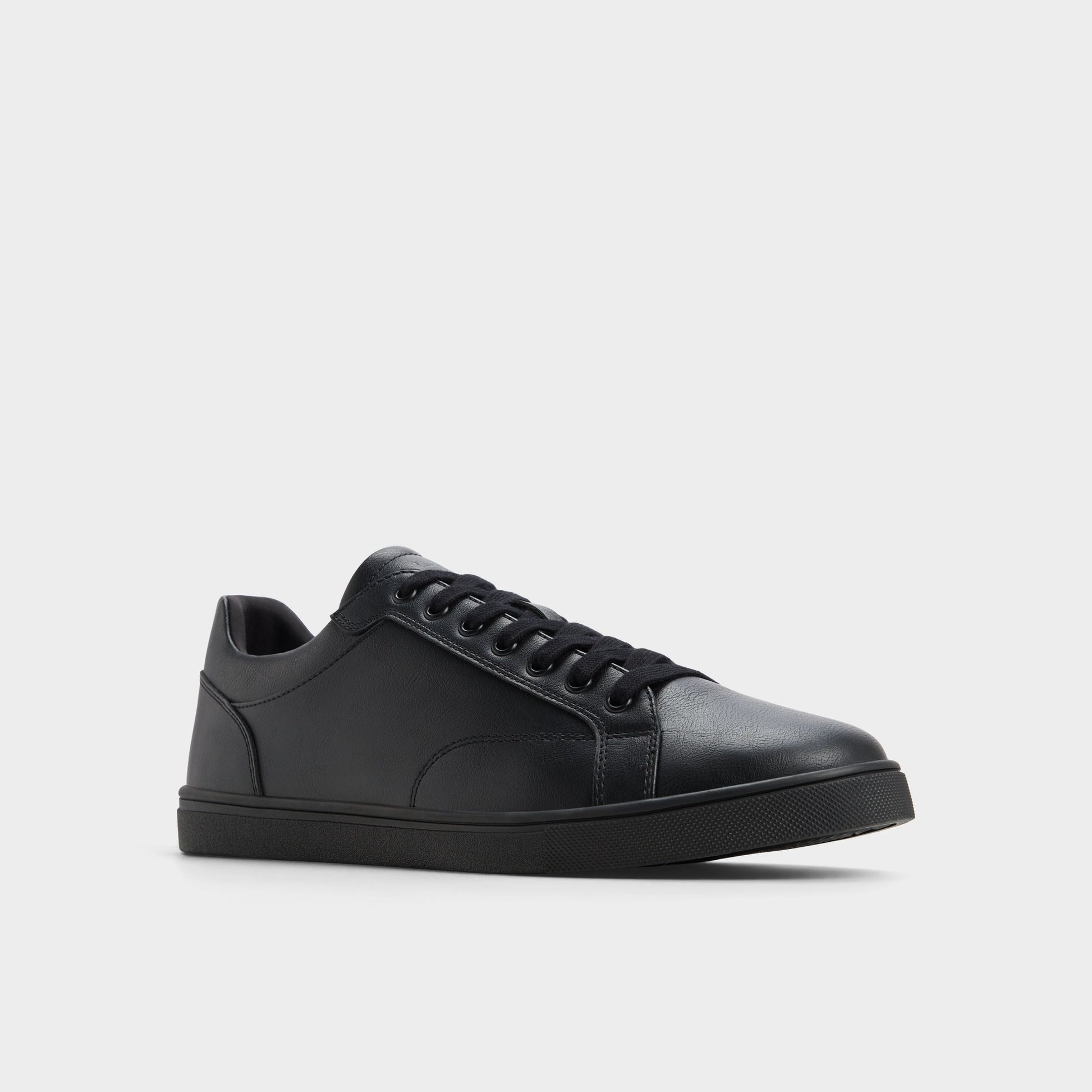 Three-quarter angle of Black/Black Poker Low top sneaker's front side
