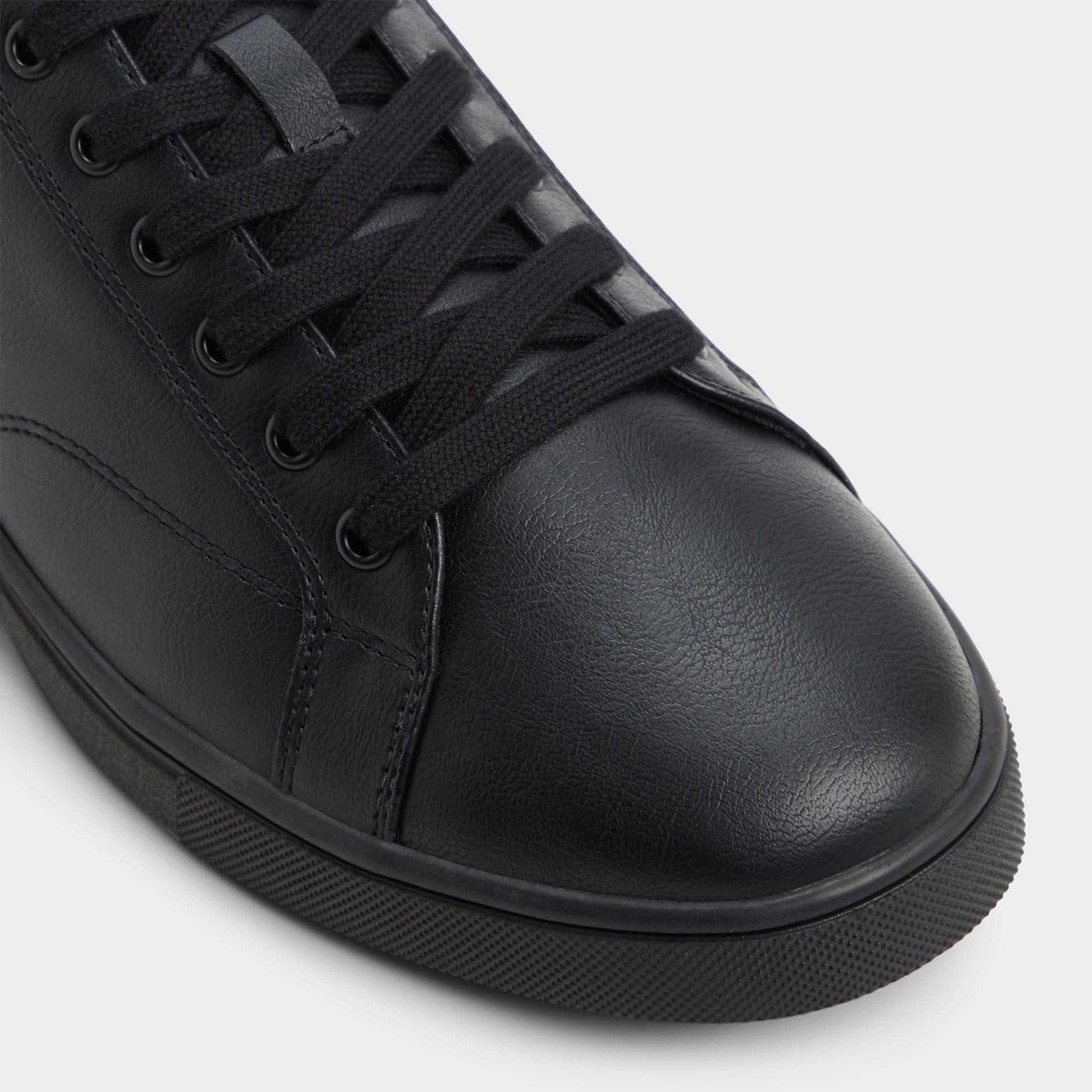 Close-up of the Black/Black Poker Low top sneaker