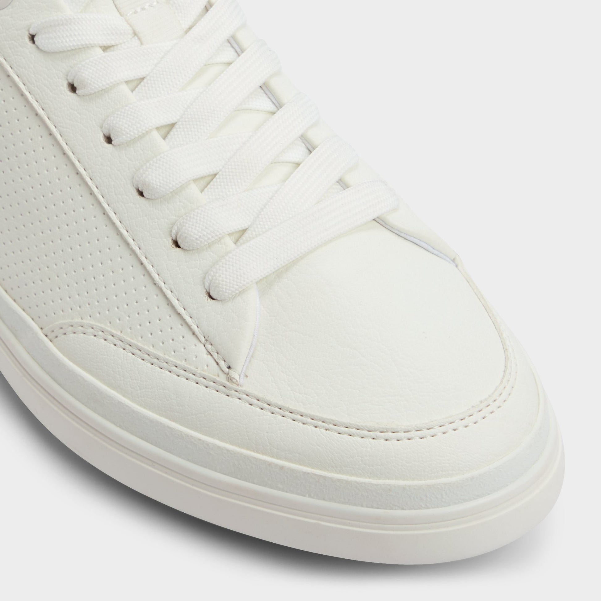 Close-up of the White Stepup Low top sneaker