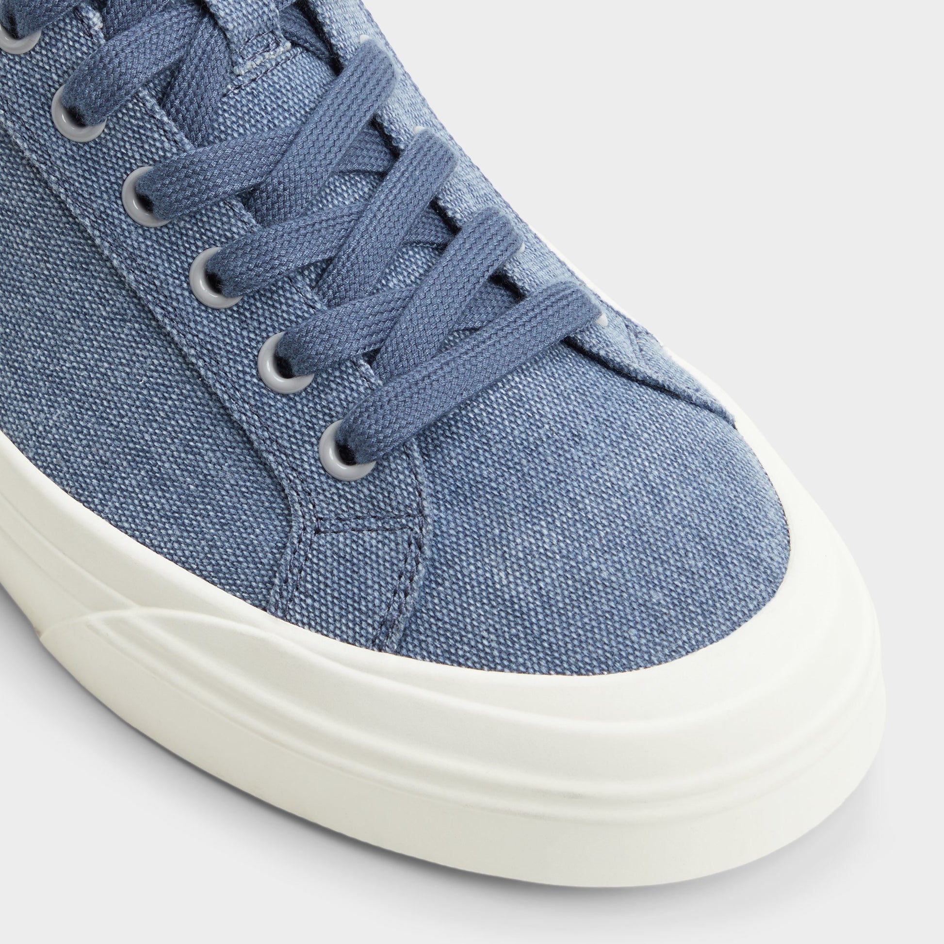 Close-up of the Light Blue Wildside Low top sneaker
