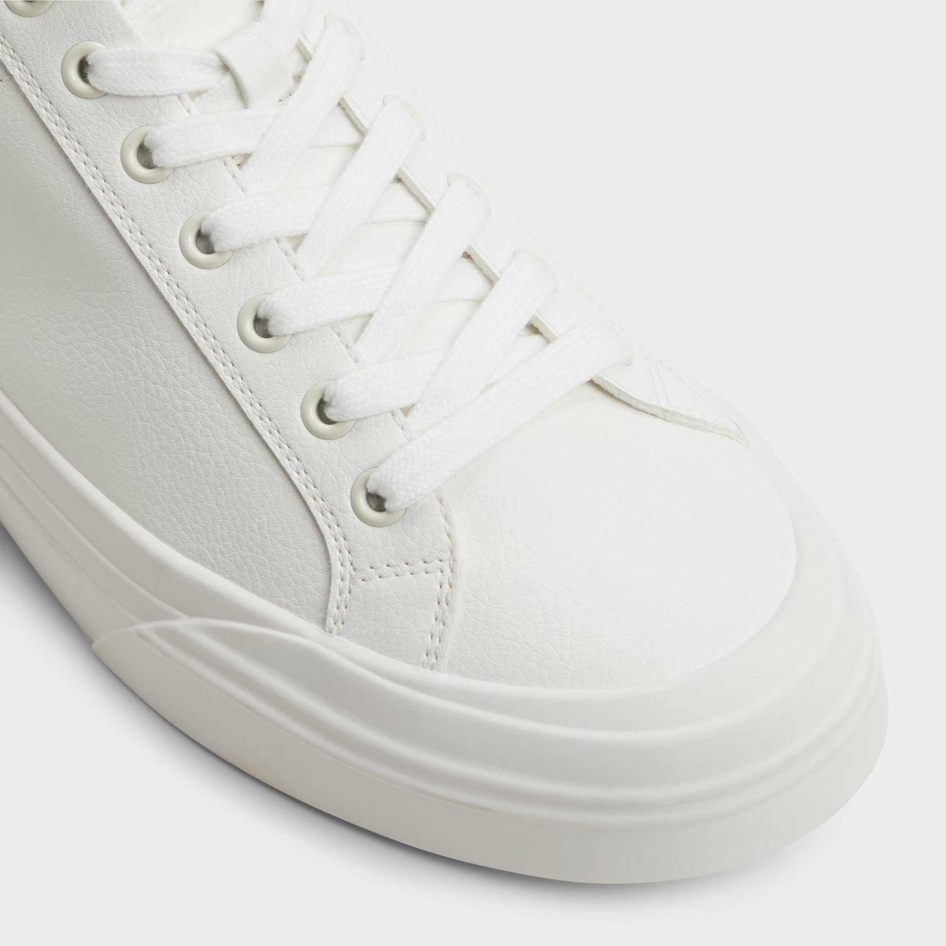 Close-up of the White Wildside Low top sneaker