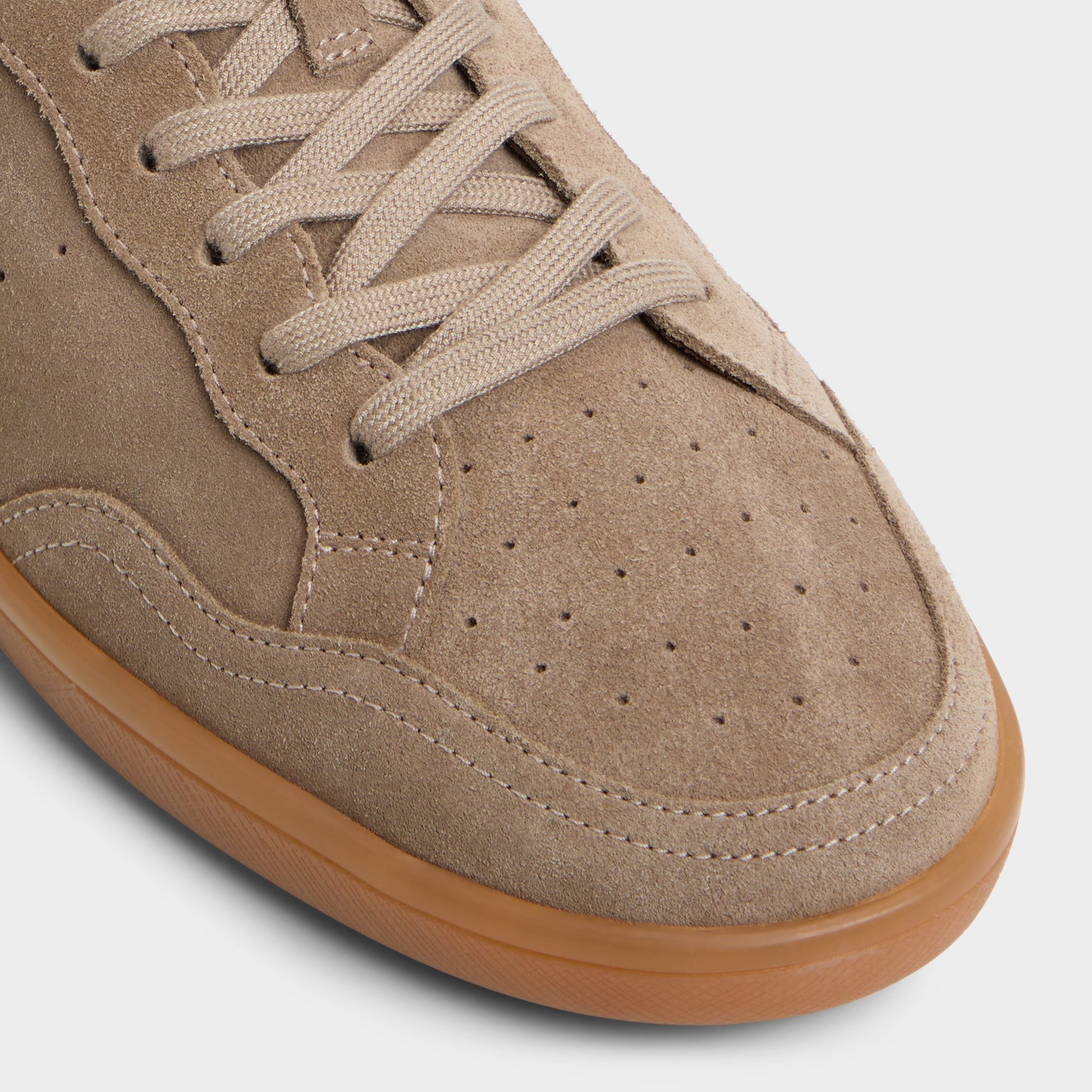Close-up of the Taupe Wildbrook Low top sneaker