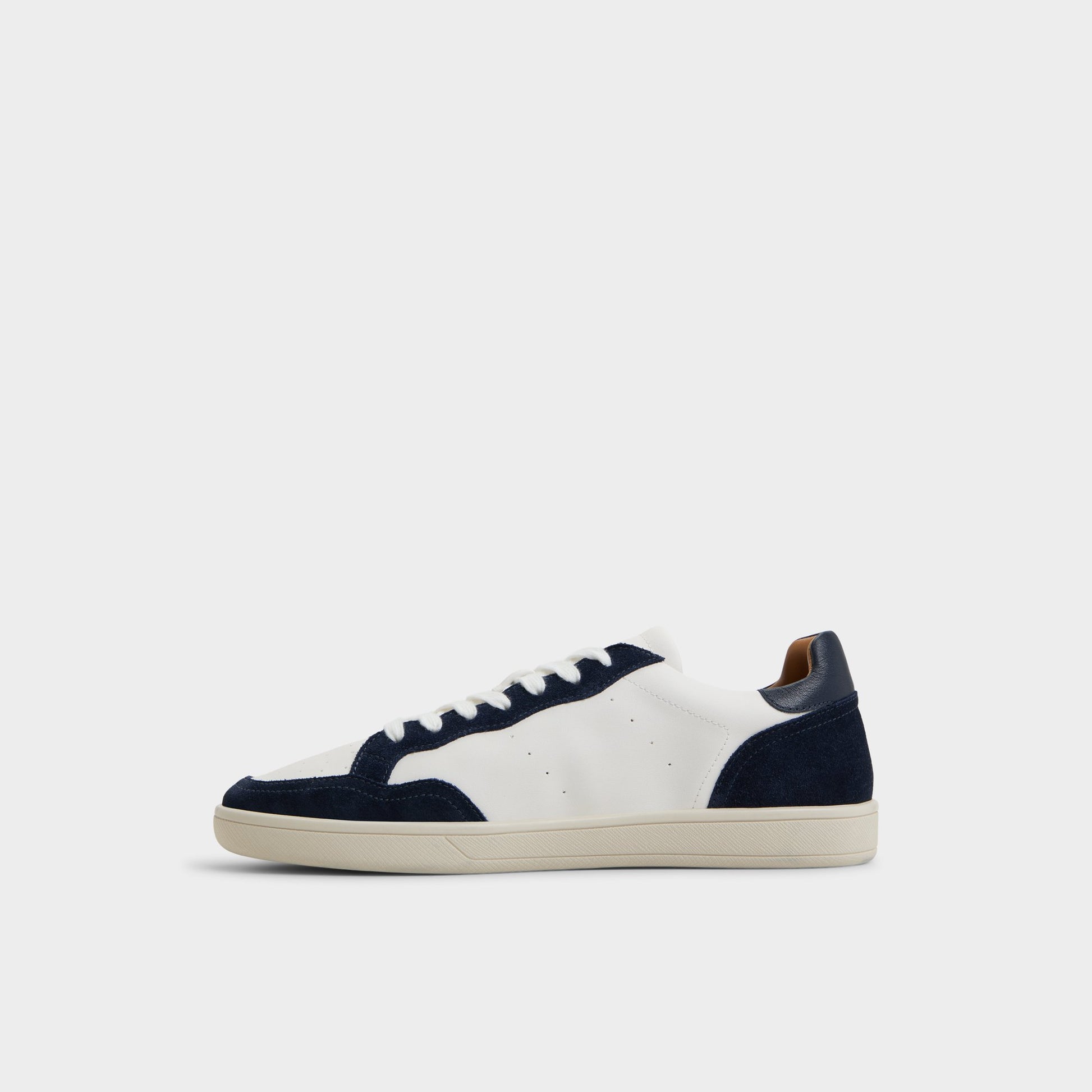 Side view of Bone Wildbrook Low top sneaker
