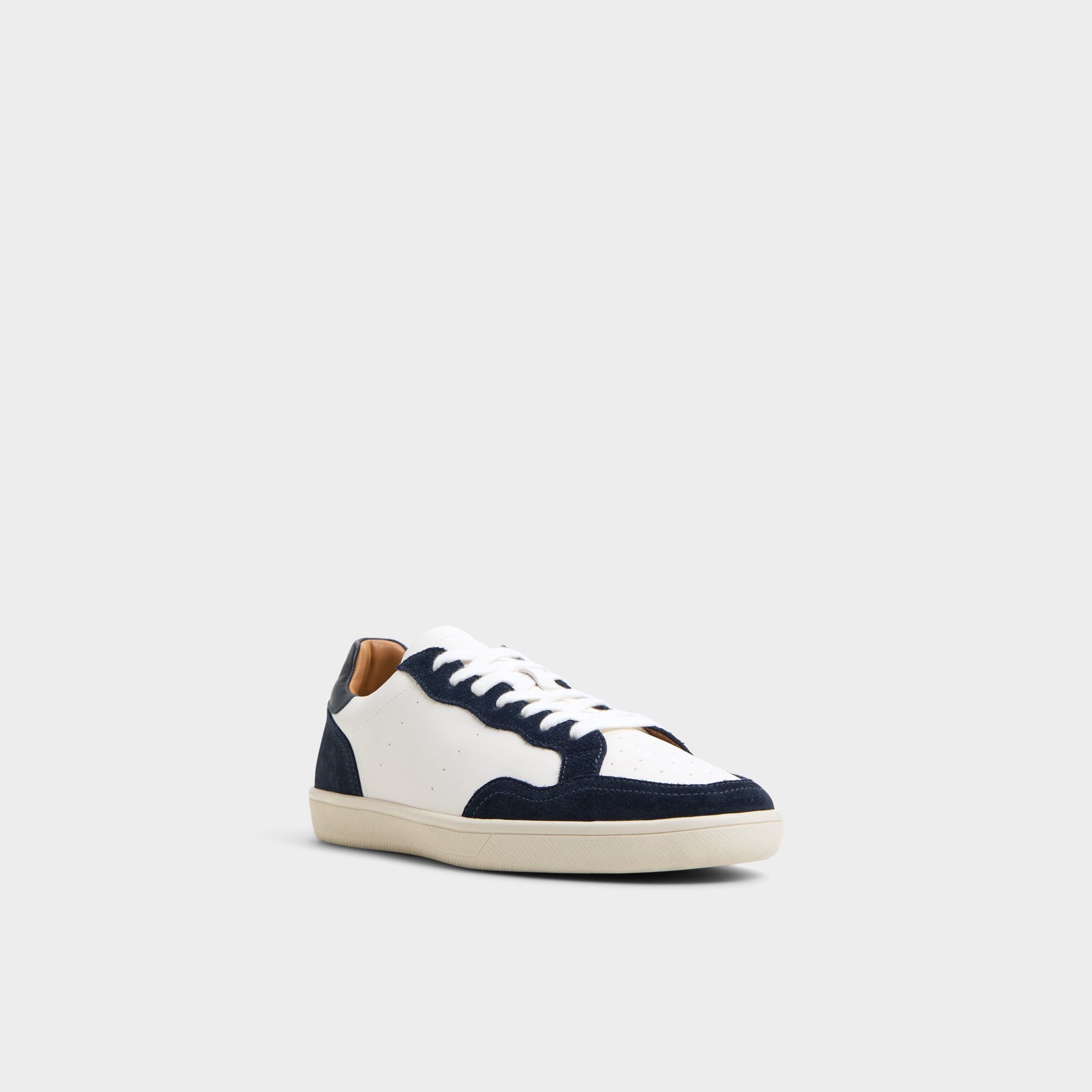 Three-quarter angle of Bone Wildbrook Low top sneaker's front side