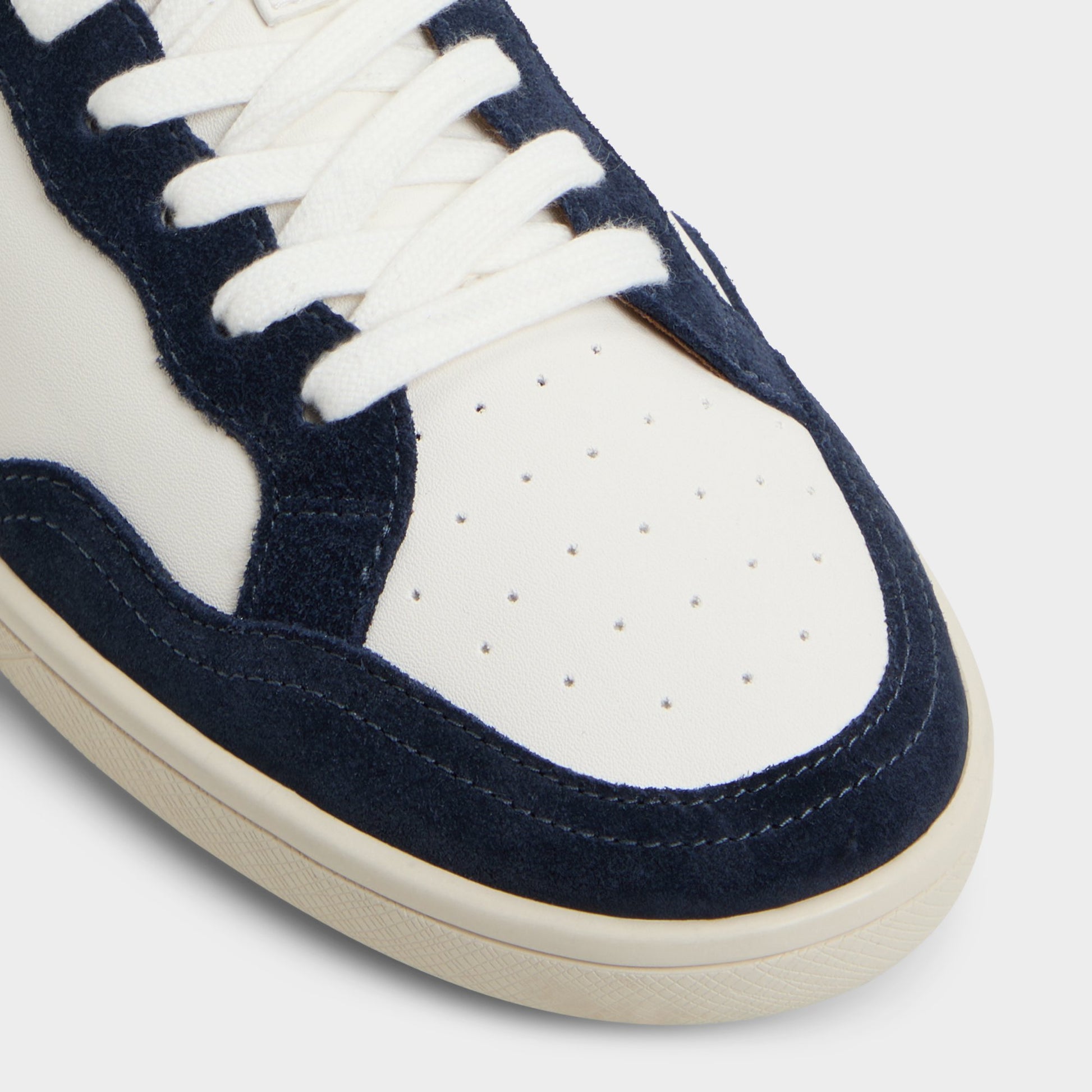Close-up of the Bone Wildbrook Low top sneaker
