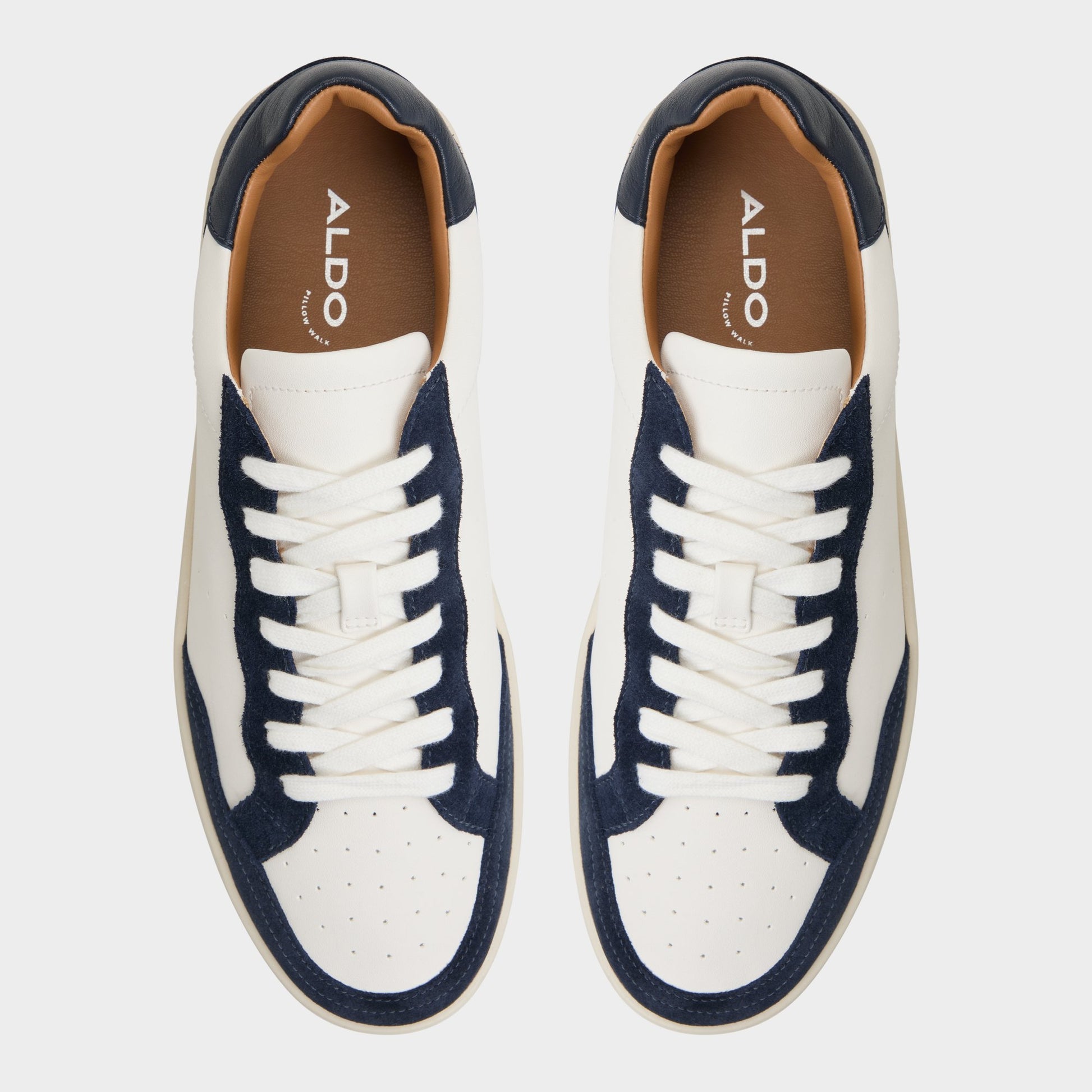 Top-down view of the Bone Wildbrook Low top sneaker