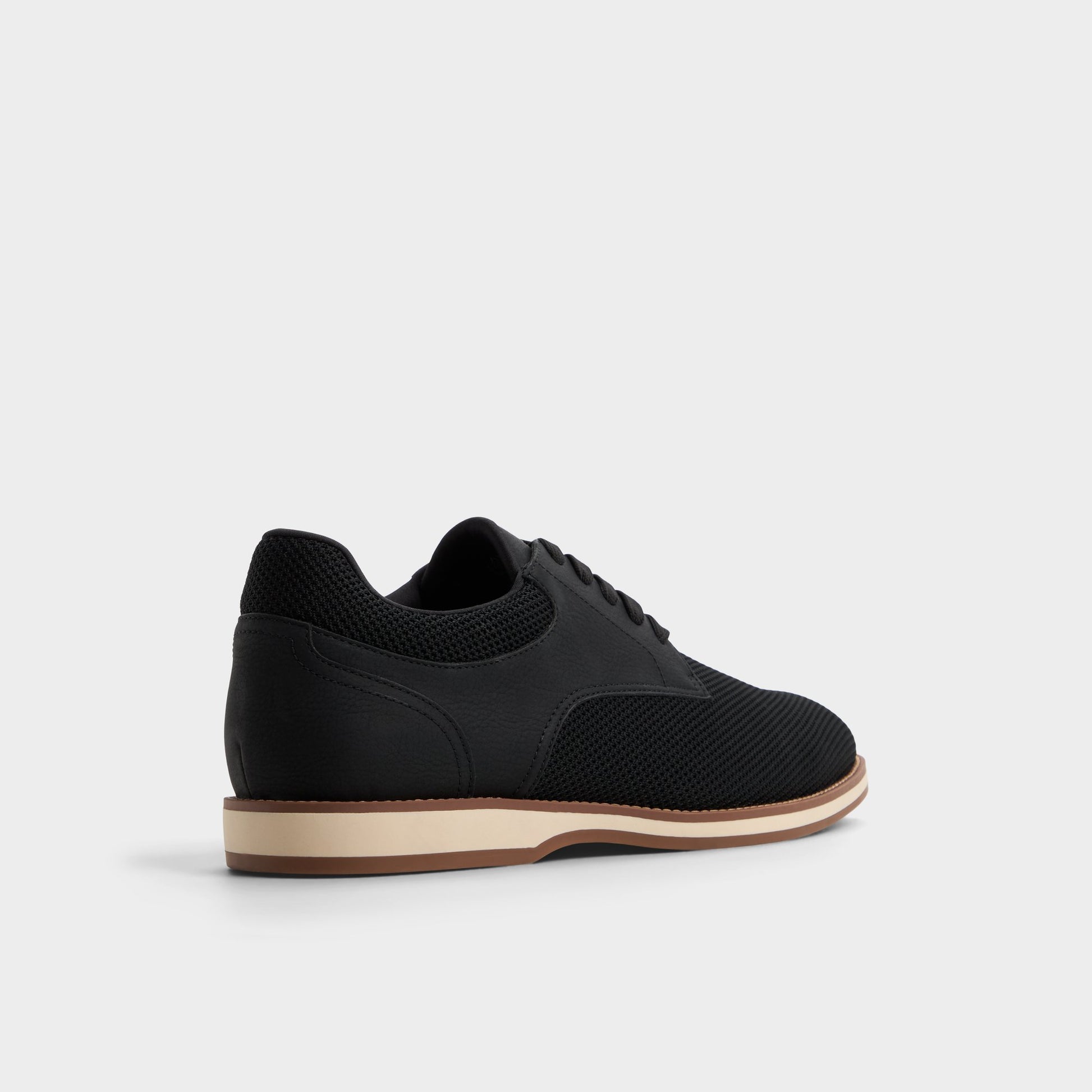 Angle de trois quarts de l'arrière de Autre Noir Corby Chaussure oxford