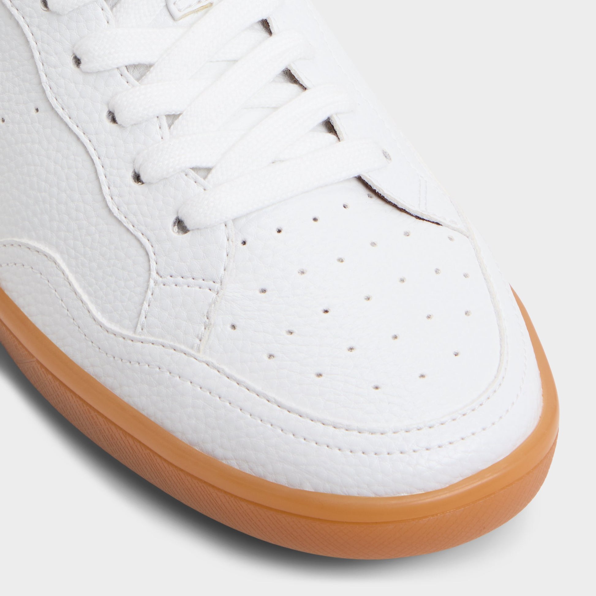 Close-up of the White Wildbrook Low top sneaker