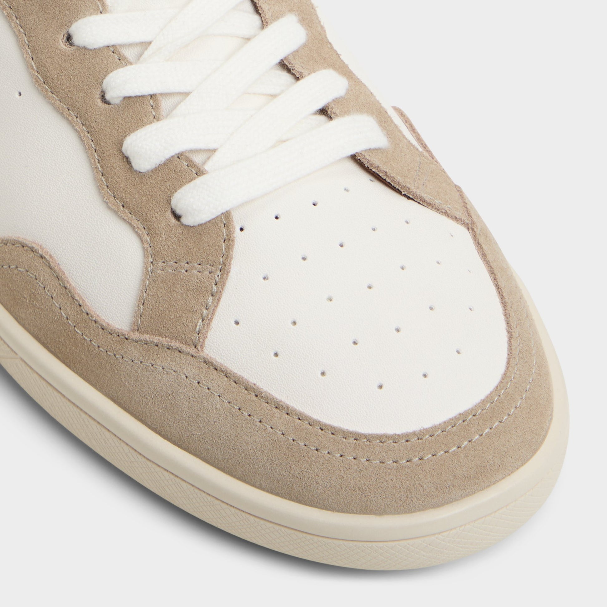 Close-up of the Cream Wildbrook Low top sneaker