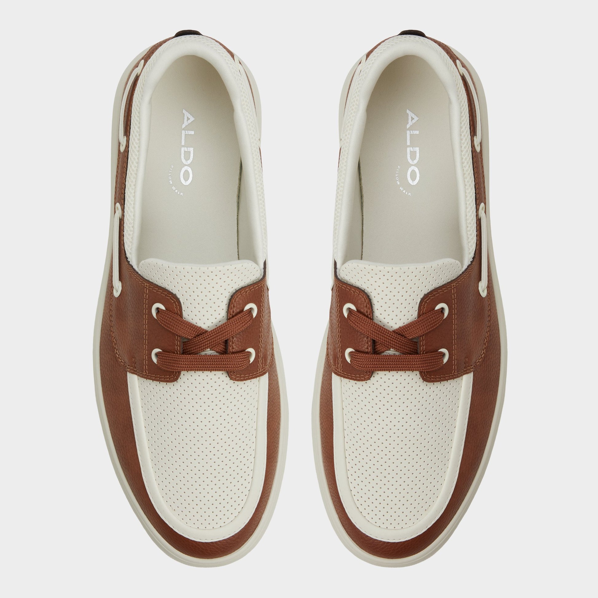 Top-down view of the Cognac Wildwave Boat shoe