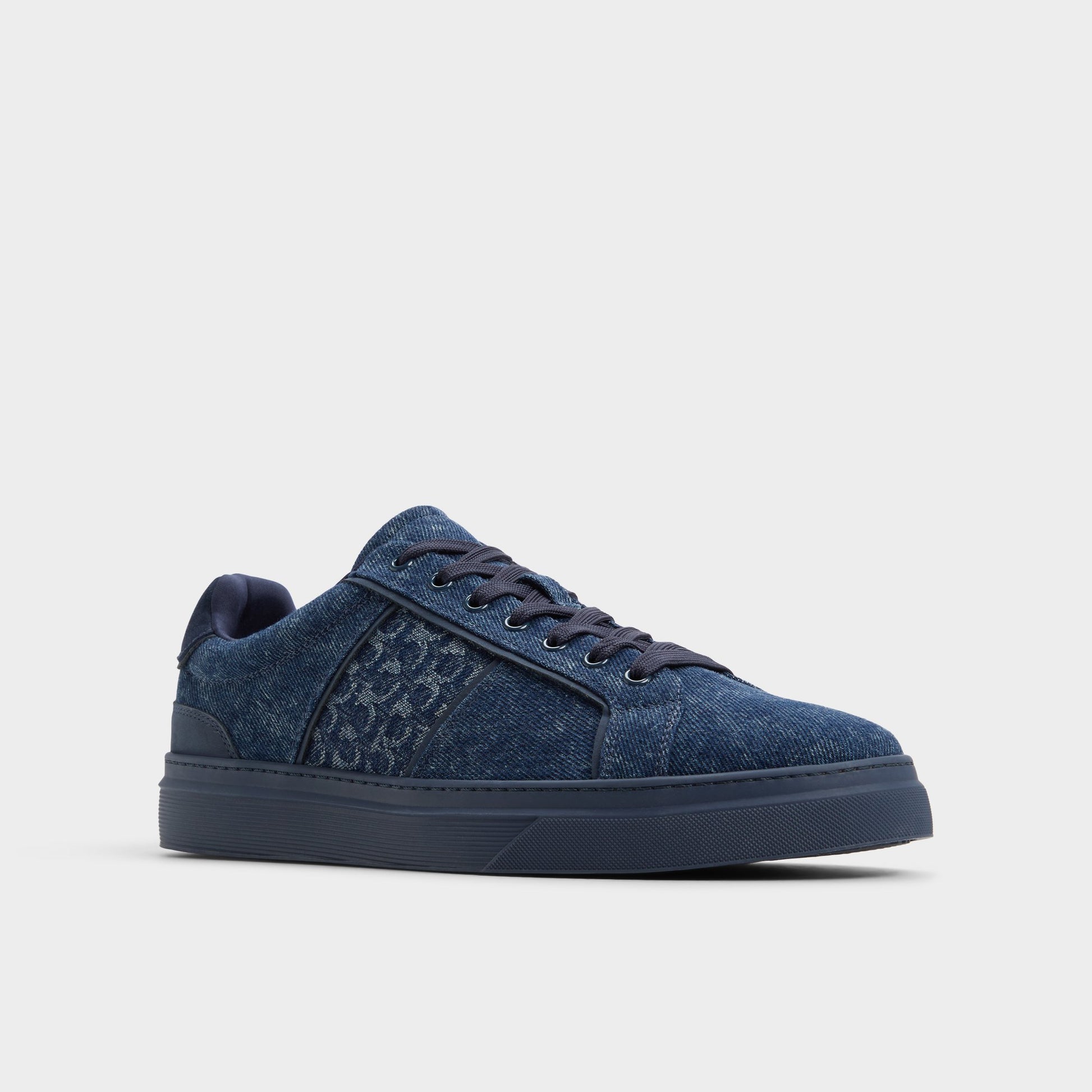 Three-quarter angle of Medium Blue Courtlinee Low top sneaker's front side