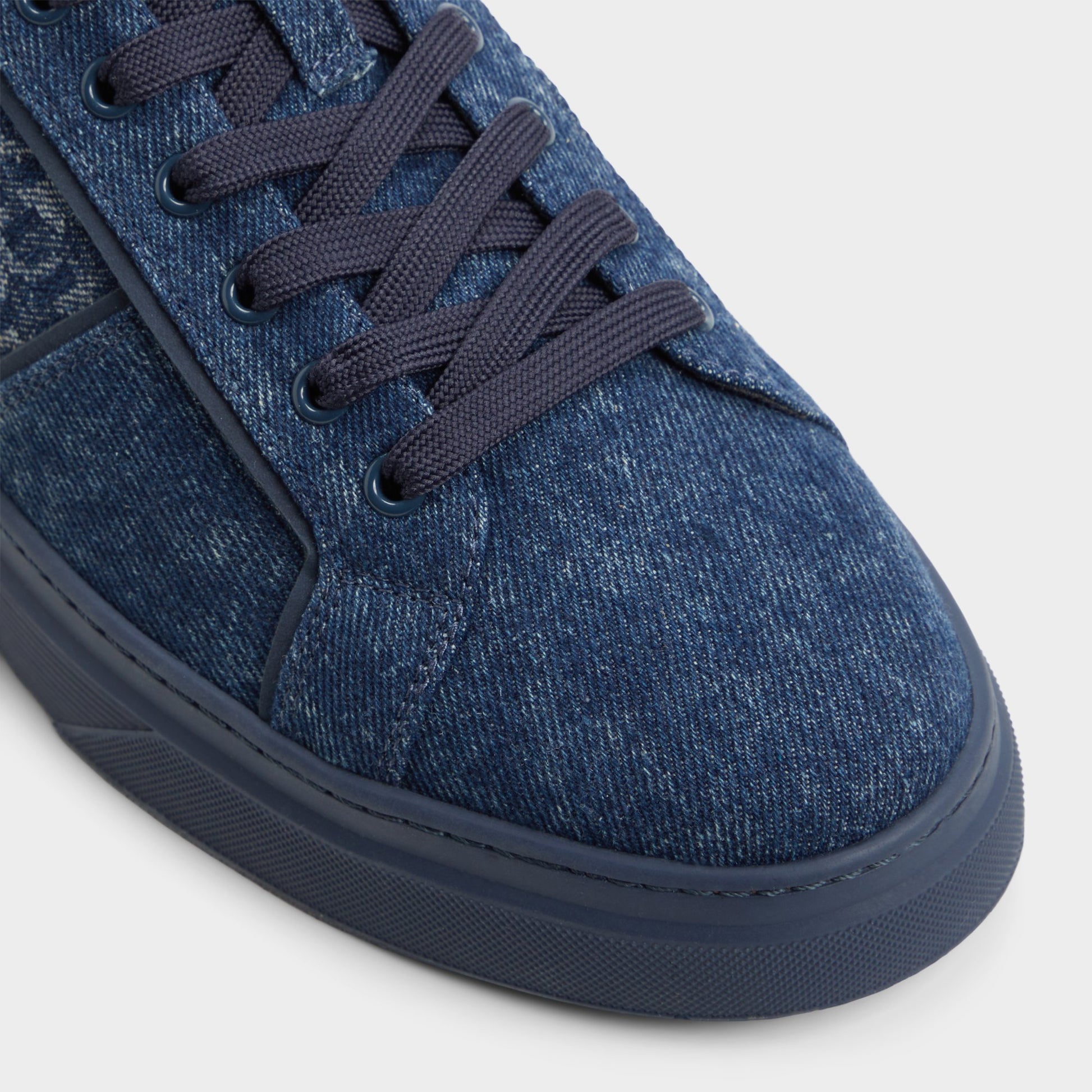 Close-up of the Medium Blue Courtlinee Low top sneaker