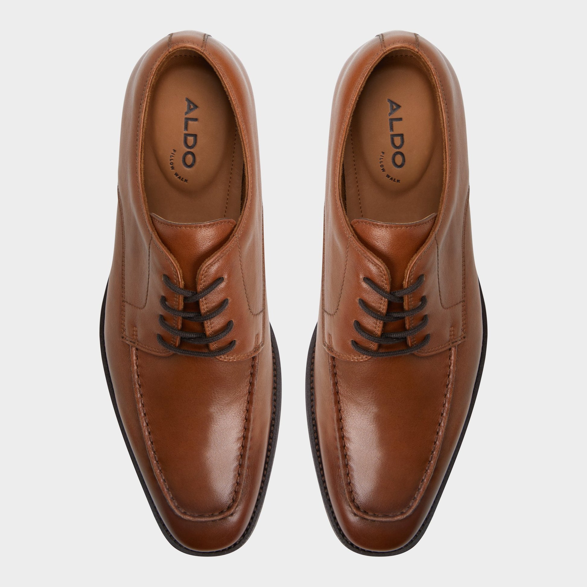 Top-down view of the Cognac Montcourt Derby shoe