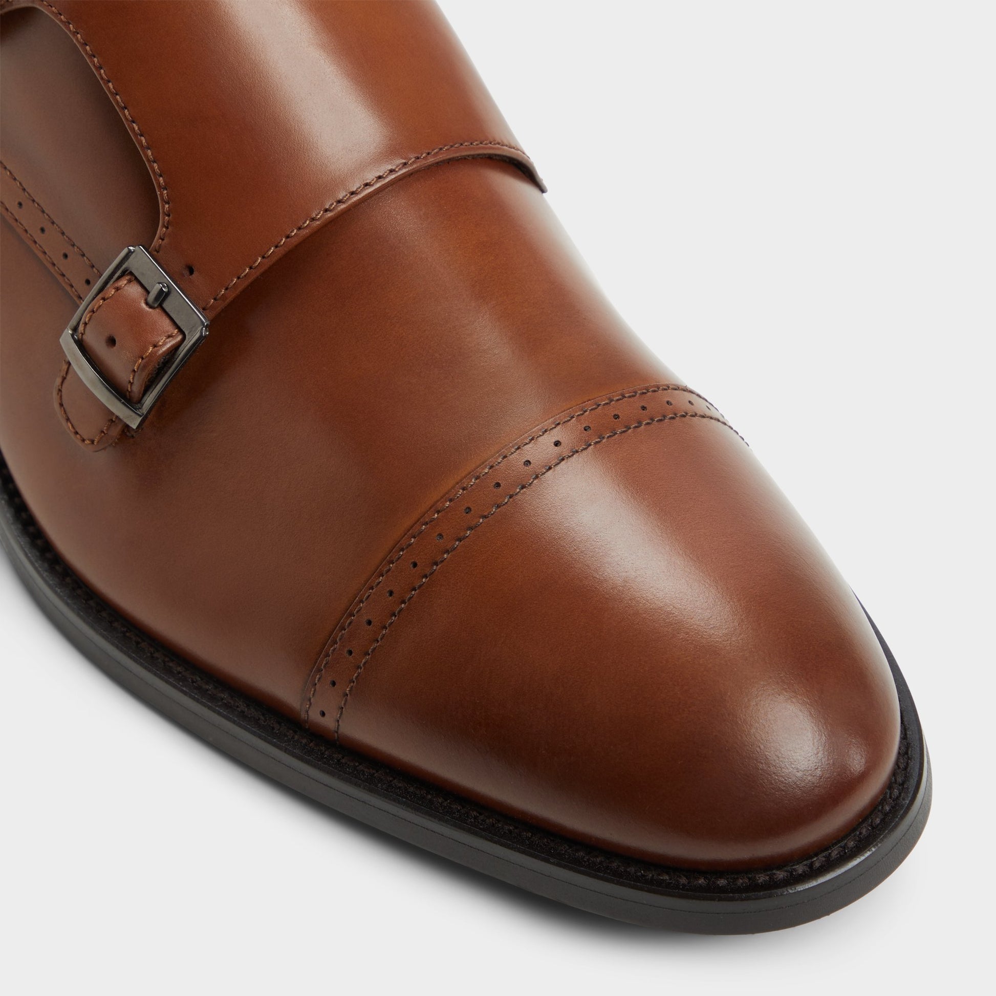 Close-up of the Cognac Zelasien Monkstrap loafer