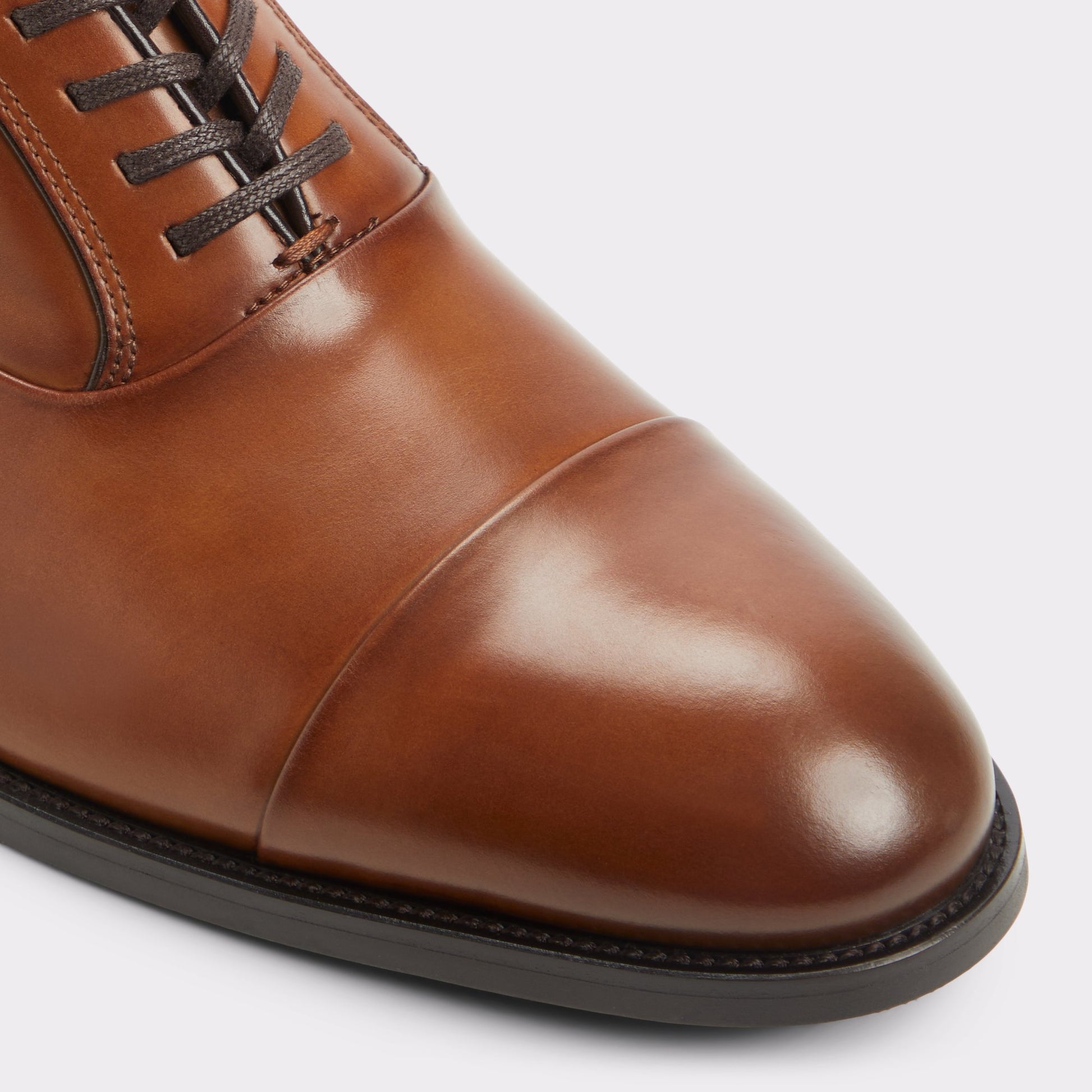 Close-up of the Cognac Lazio Oxford shoe
