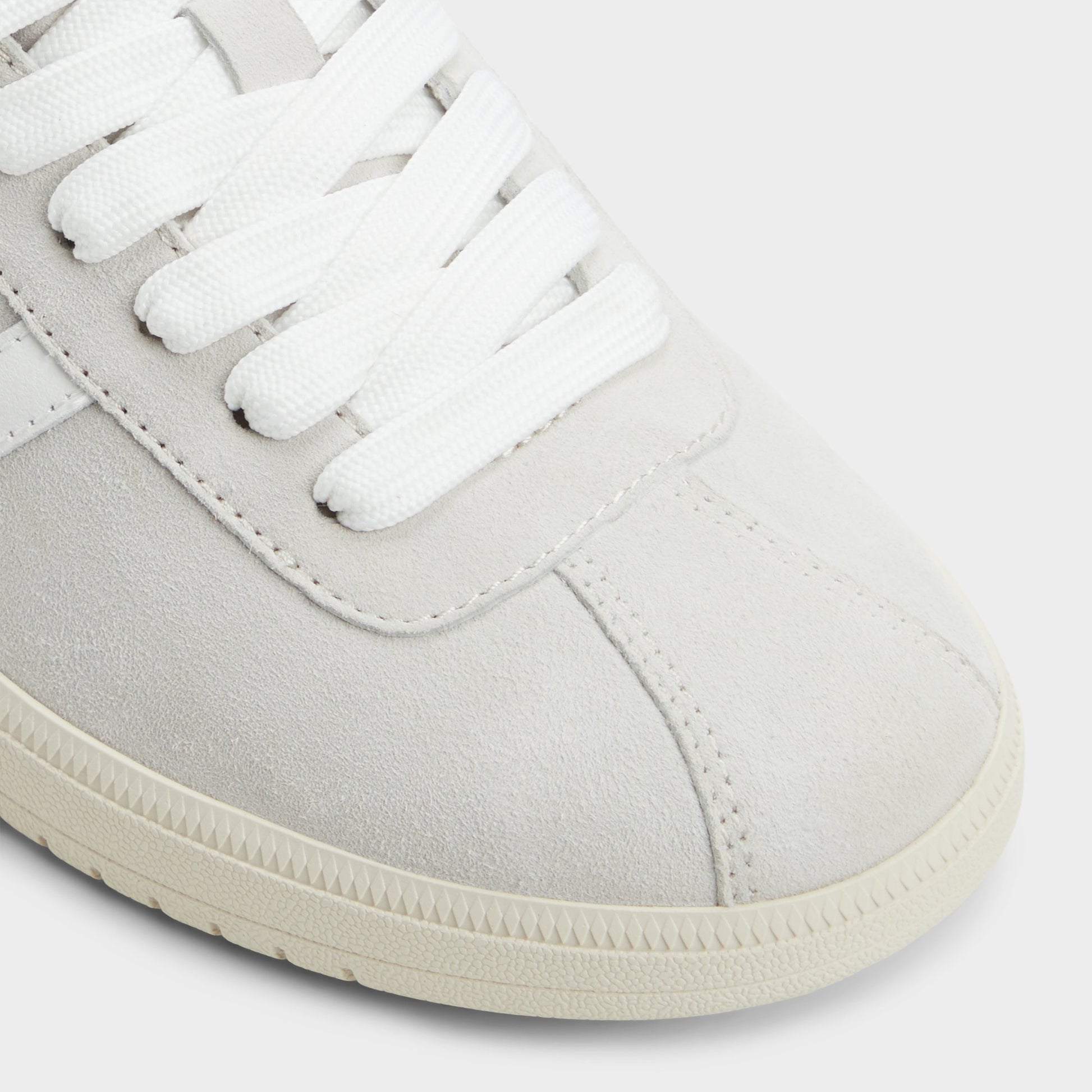 Close-up of the Light Grey Chicsneaker Low top sneaker