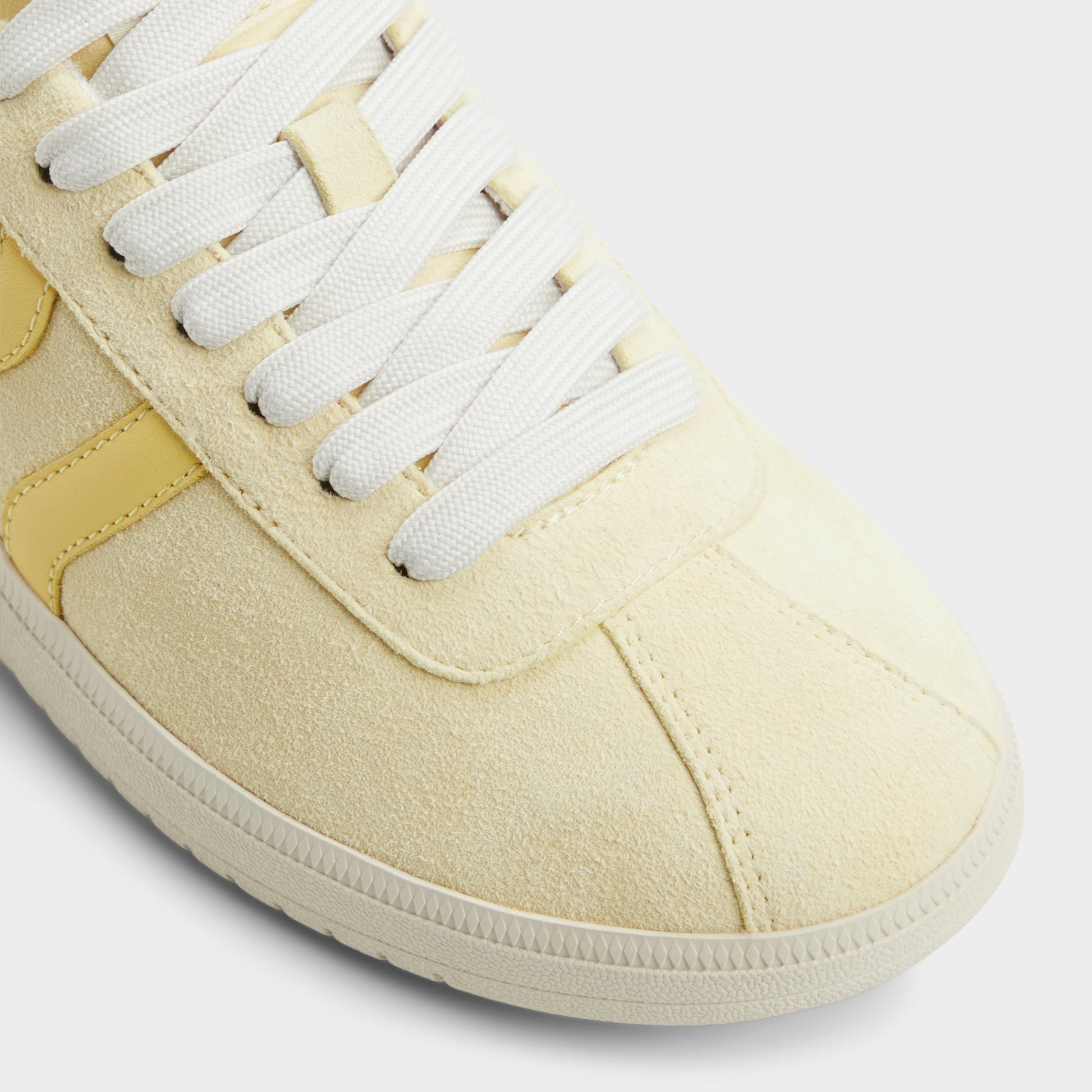 Close-up of the Light Yellow Chicsneaker Low top sneaker