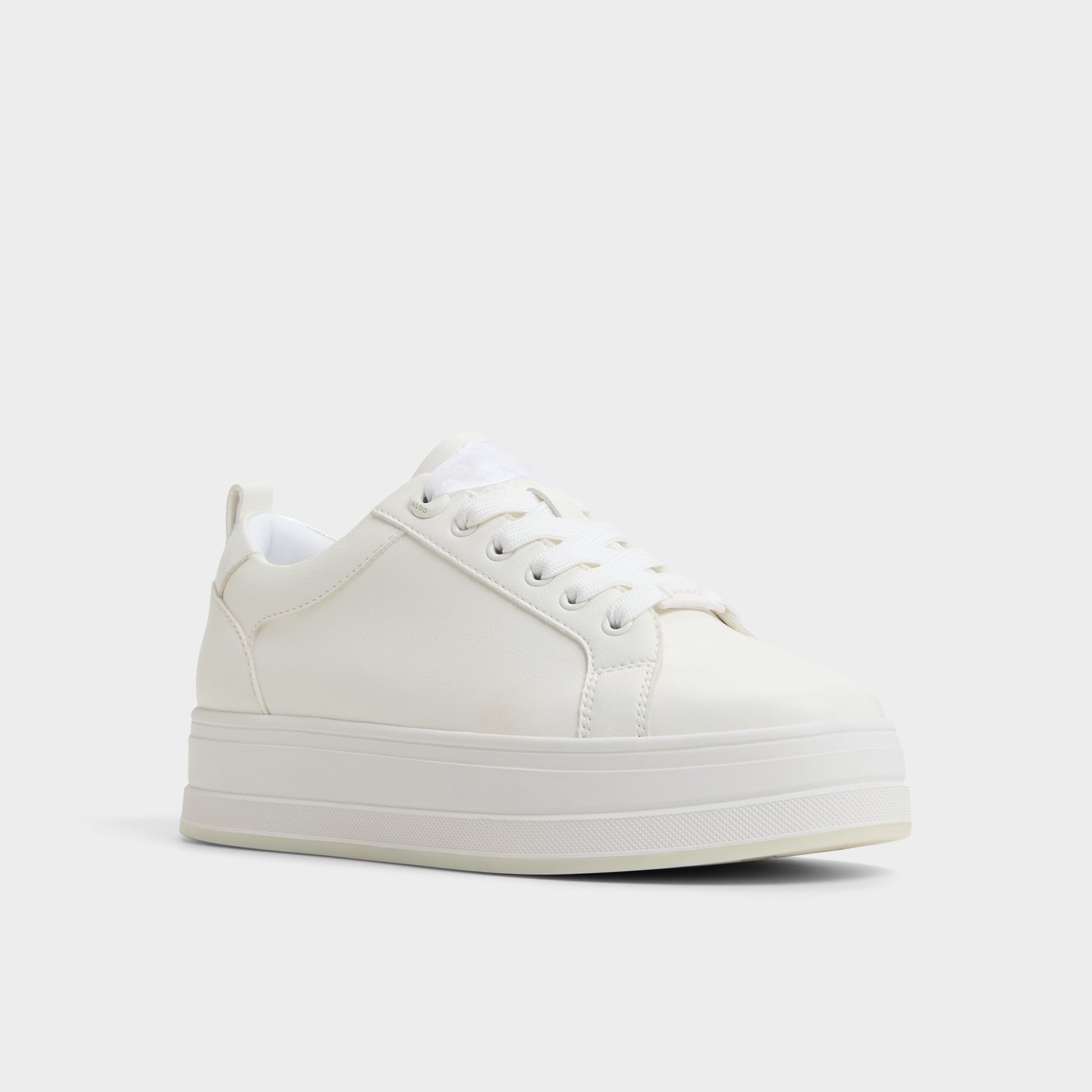Three-quarter angle of Open White Chiccomfort Low top sneaker's front side