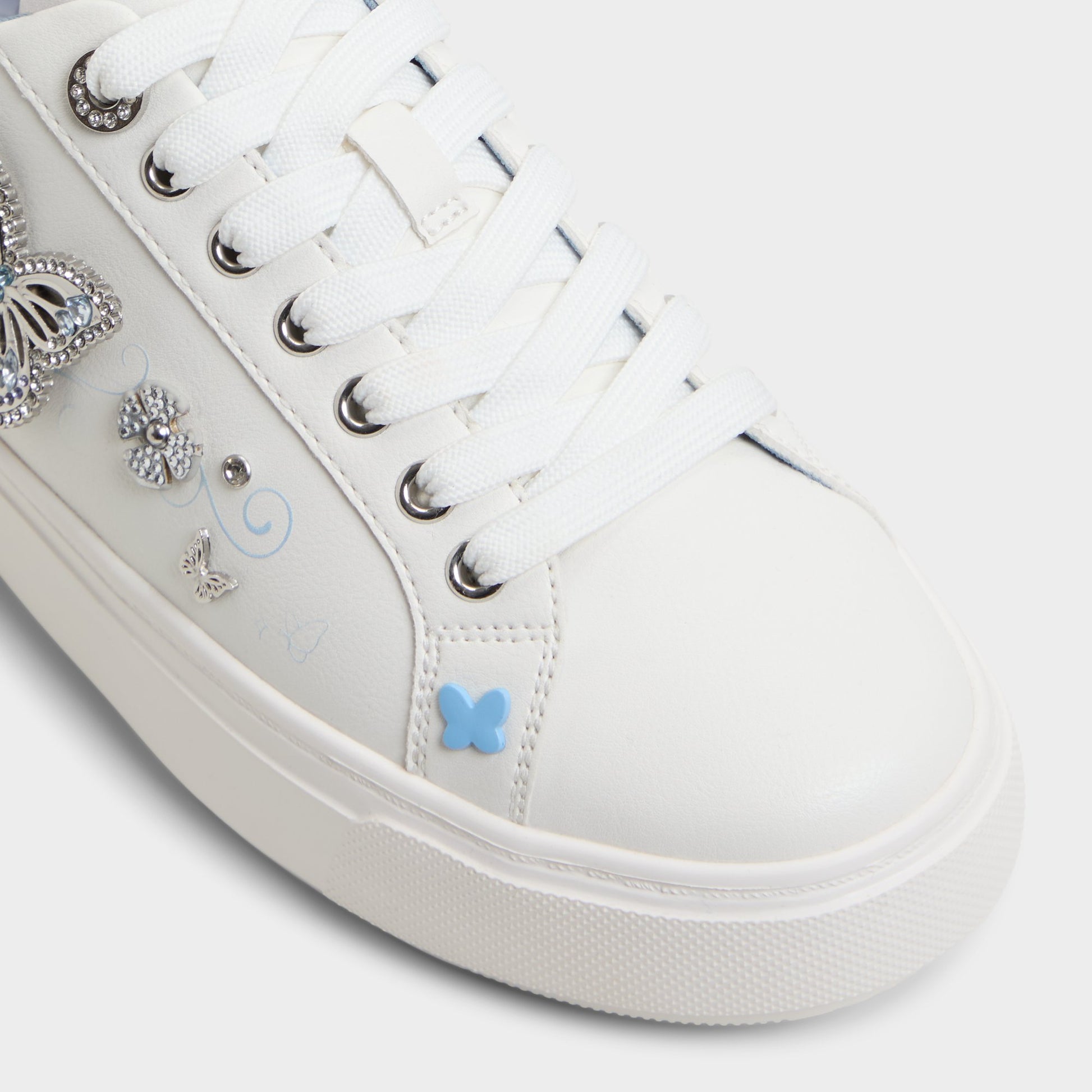 Close-up of the White/Multi Saxony Low top sneaker