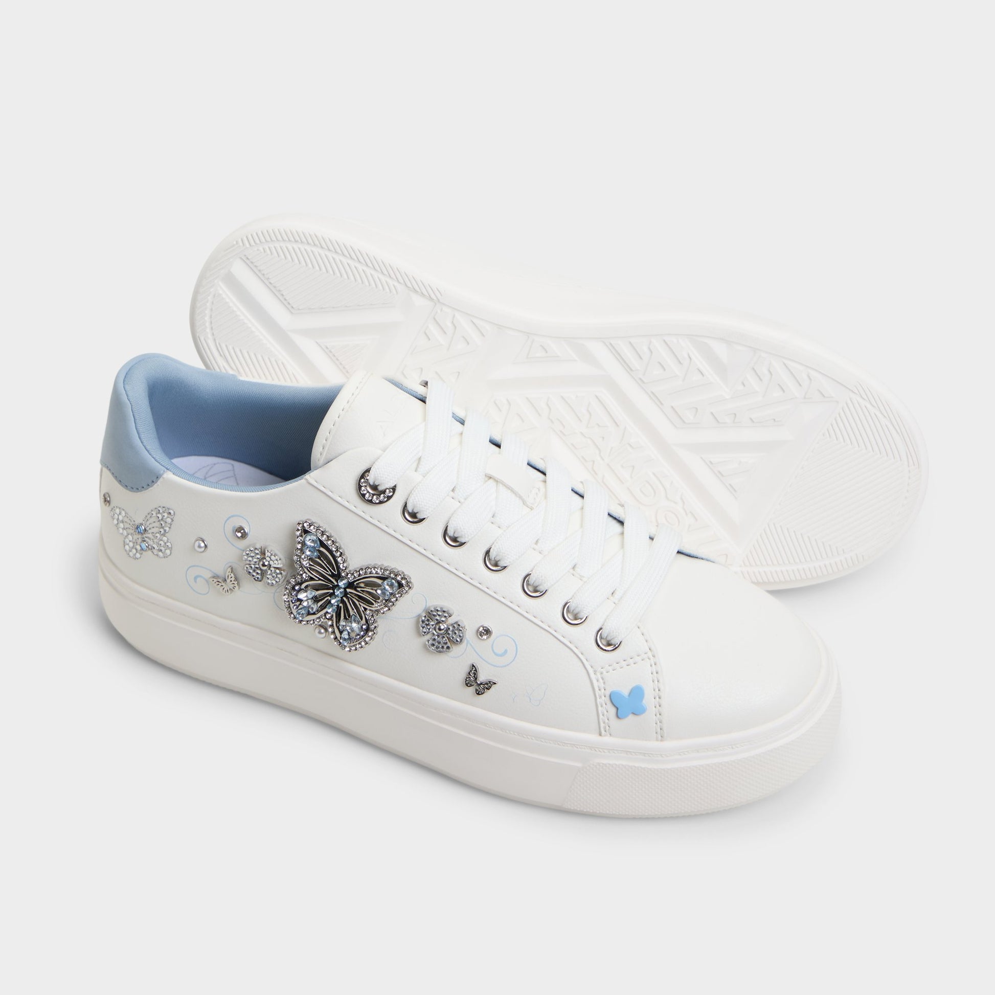 Highlighted view of a pair of White/Multi Saxony Low top sneakers