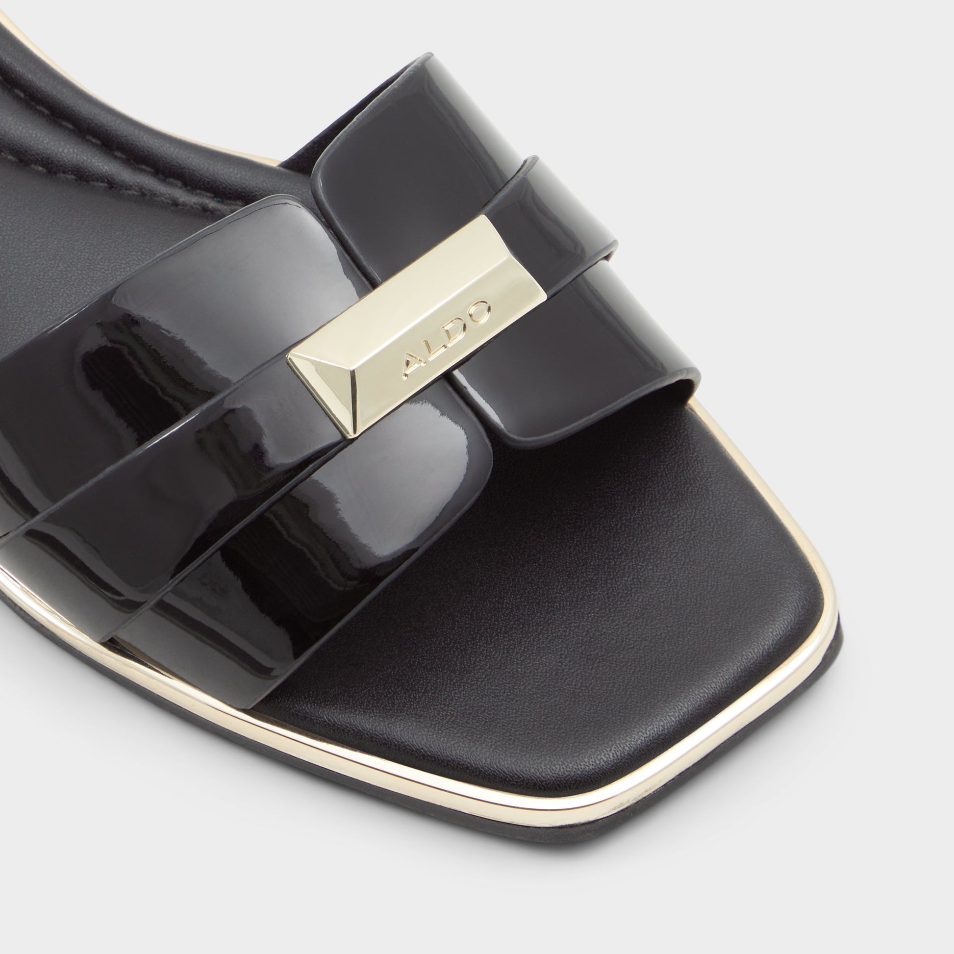 Close-up of the Black Darine-xt Slide sandal