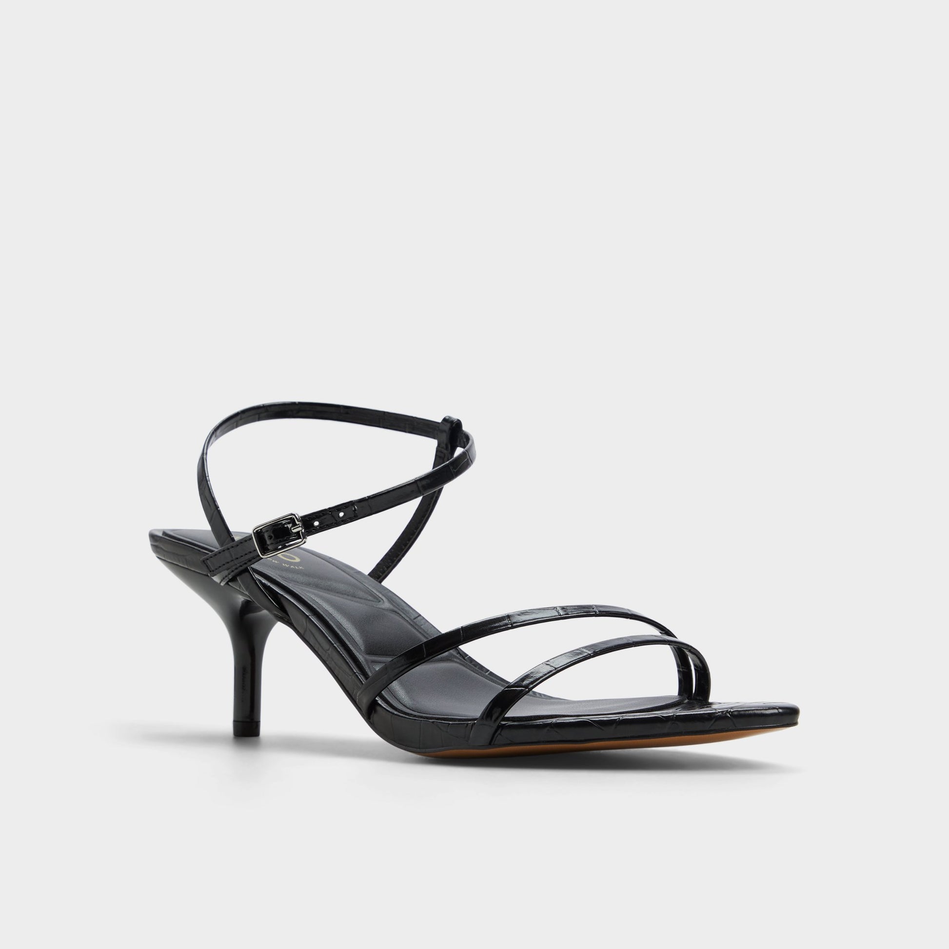 Three-quarter angle of Black Elianna 's front side