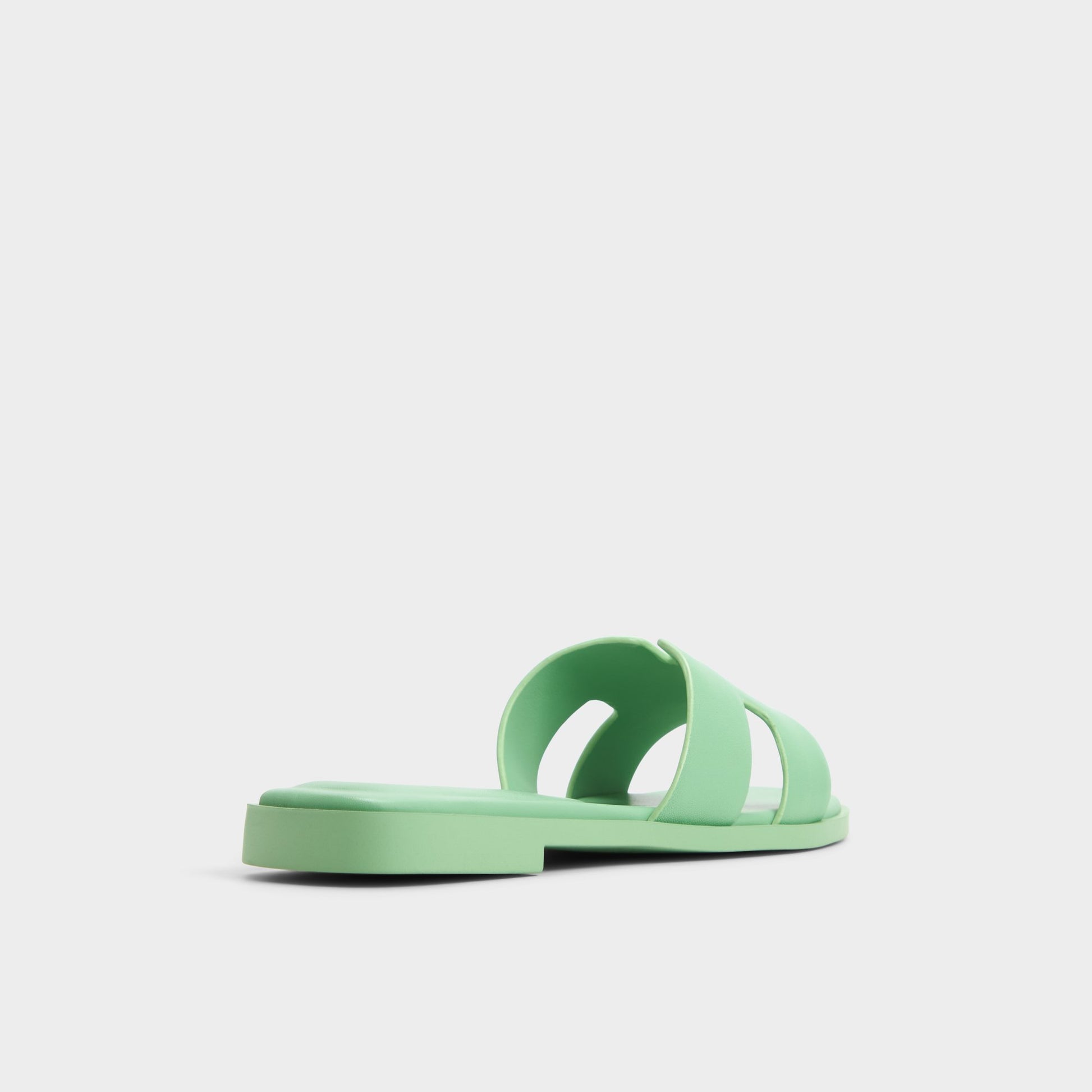 Three-quarter angle of Medium Green Itsandal Slide sandal's back side