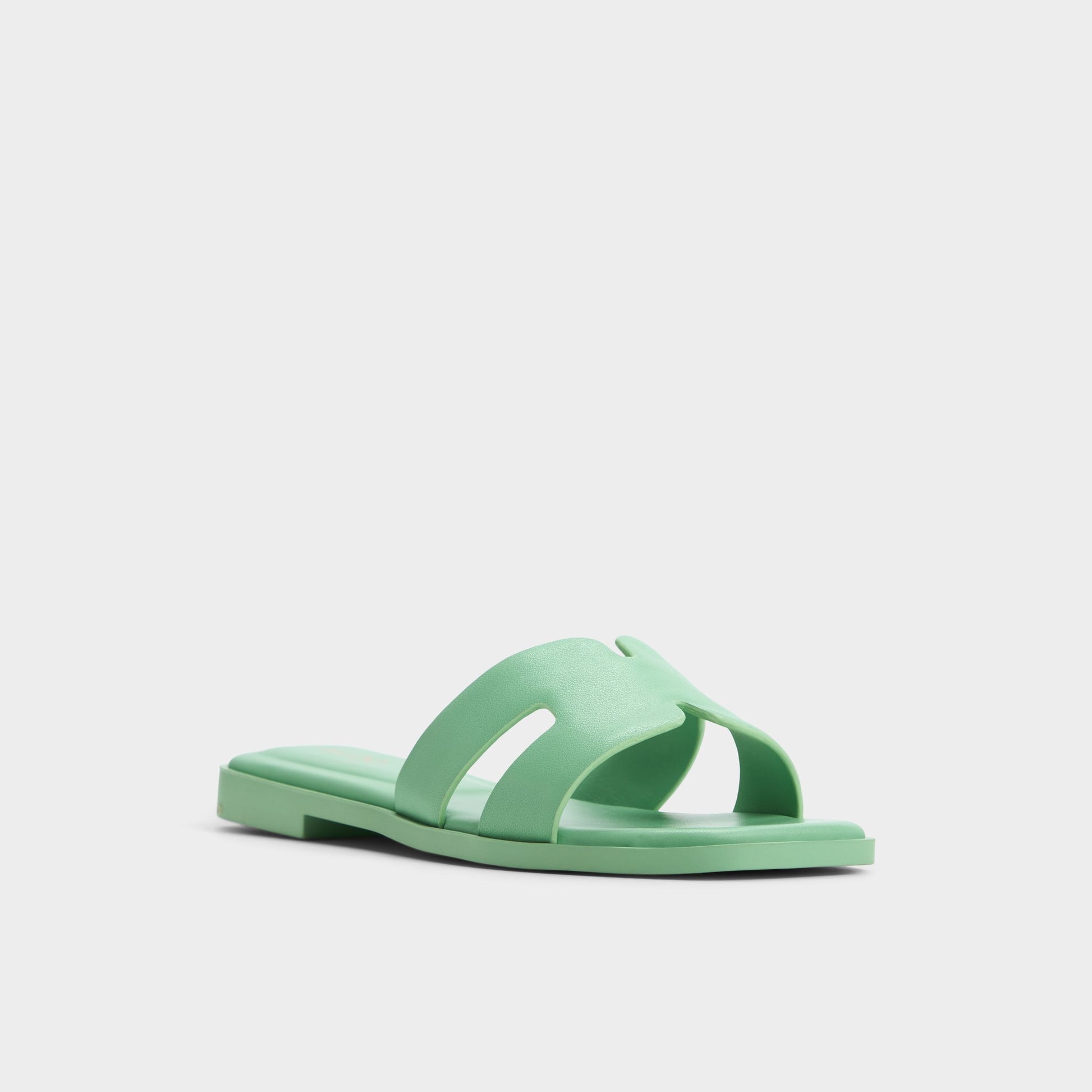 Three-quarter angle of Medium Green Itsandal Slide sandal's front side