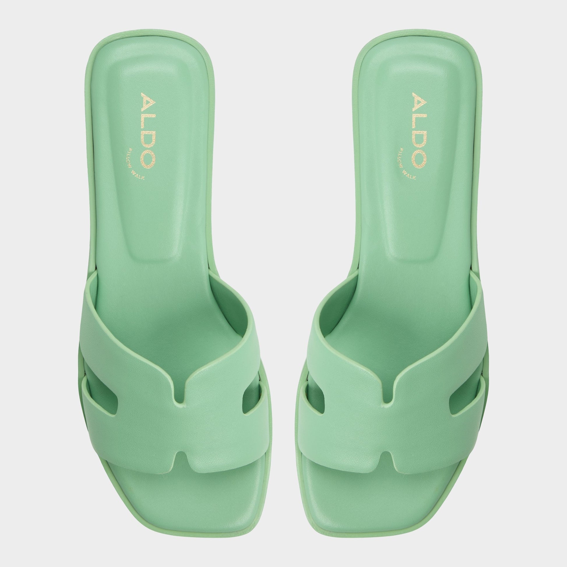 Top-down view of the Medium Green Itsandal Slide sandal