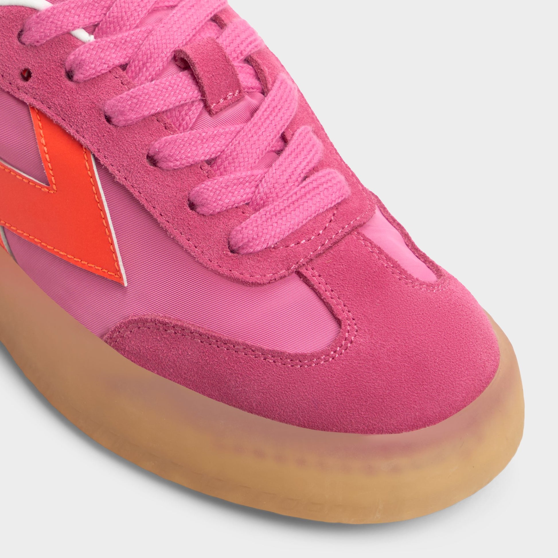Close-up of the Bright Pink Retrostep Low top sneaker