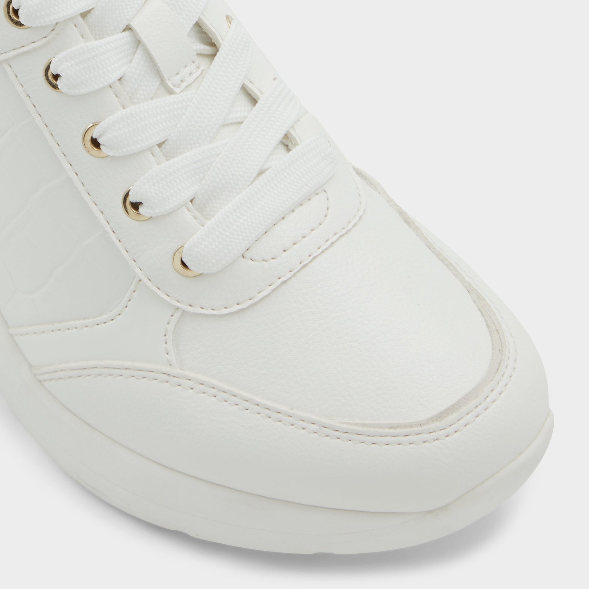 Close-up of the White overflow Iconistep Wedge sneaker