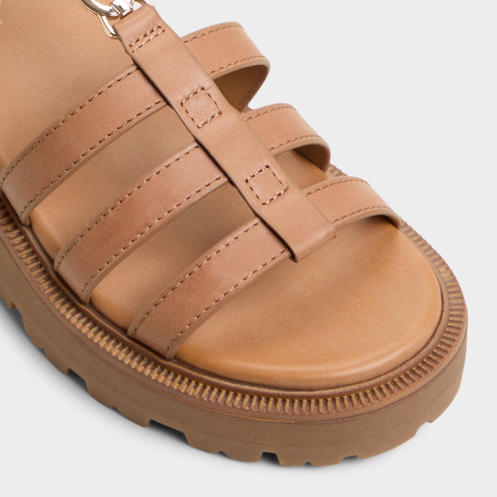 Gros plan de la Marron Moyen Lamington Sandale gladiateur